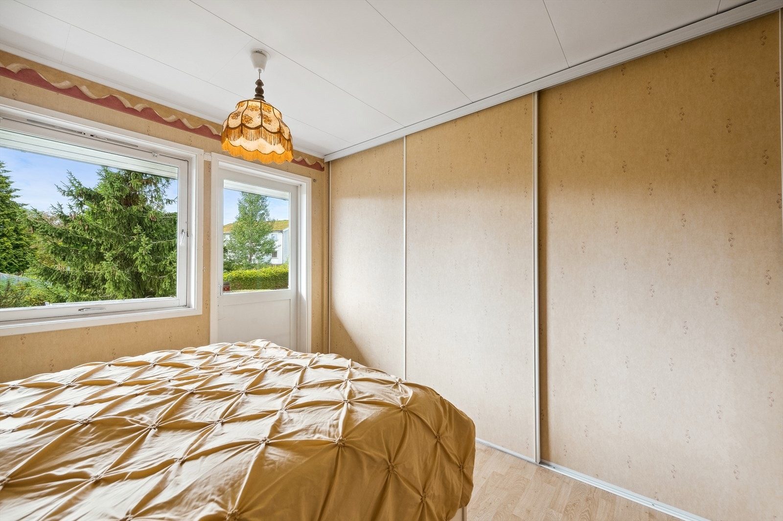 Soverommet har skyvedørsgarderobe. Galleribilde