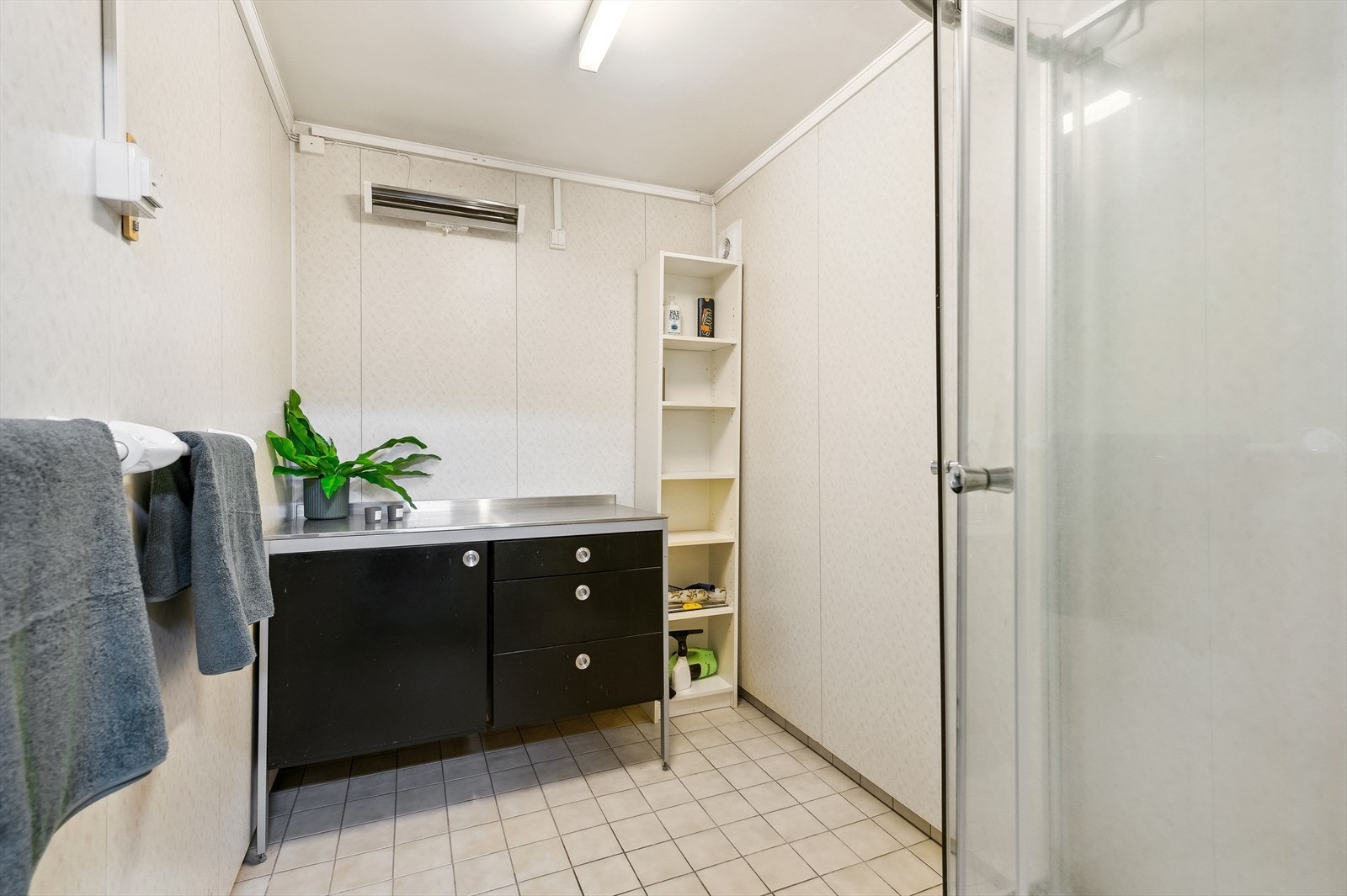 Badet i 1.etasje har dusjkabinett og innredning uten vask. Galleribilde