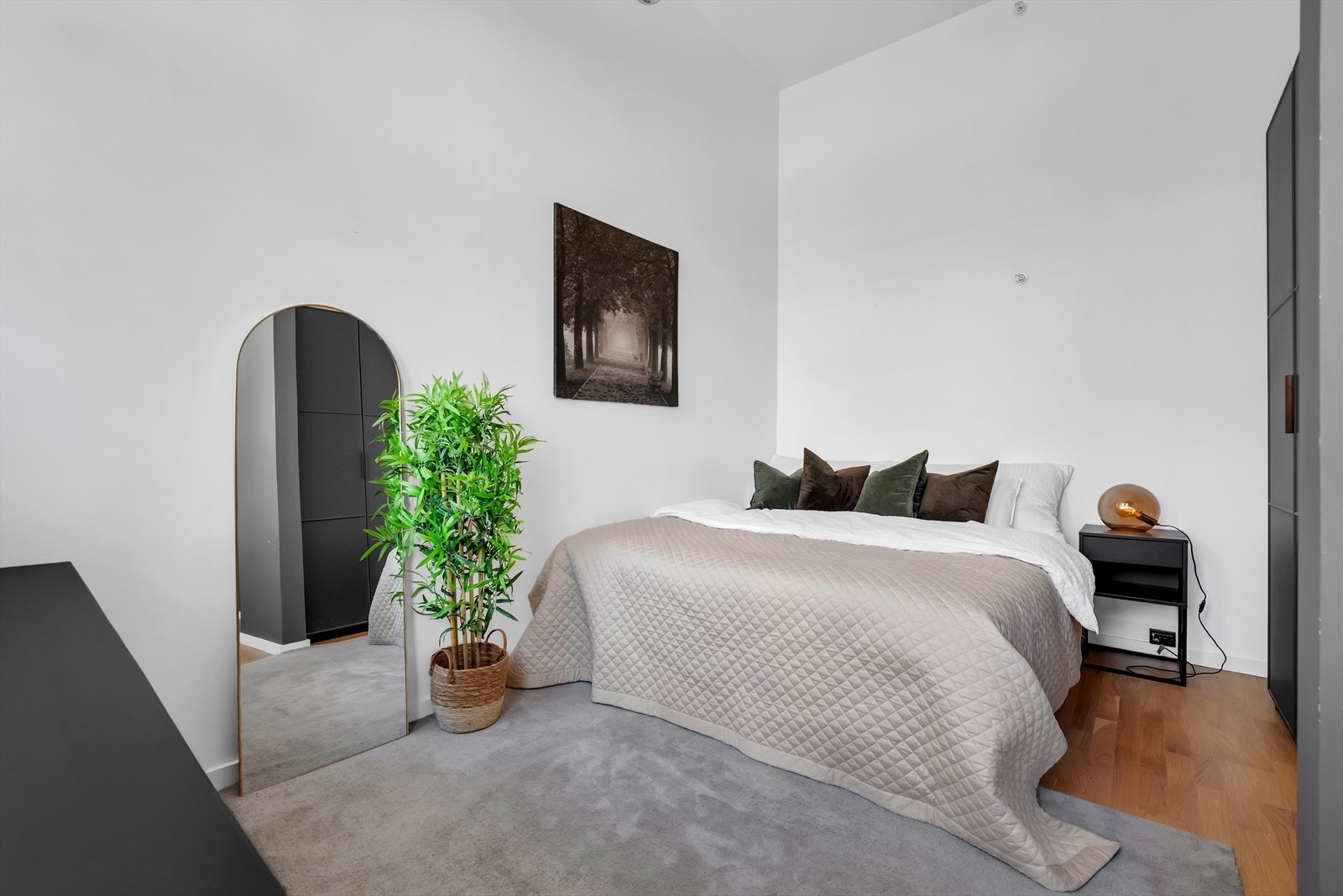 Soverommet er av god størrelse med plass til dobbeltseng, nattbord og stort garderobeskap. Galleribilde