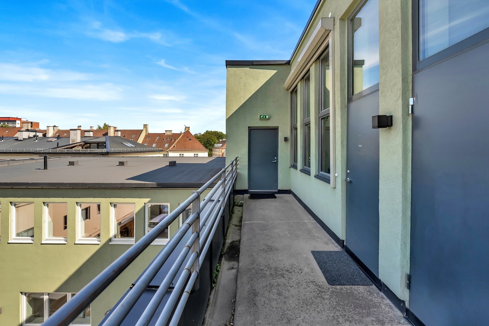 Leiligheten ligger flott til innerst i svalgangen. Galleribilde
