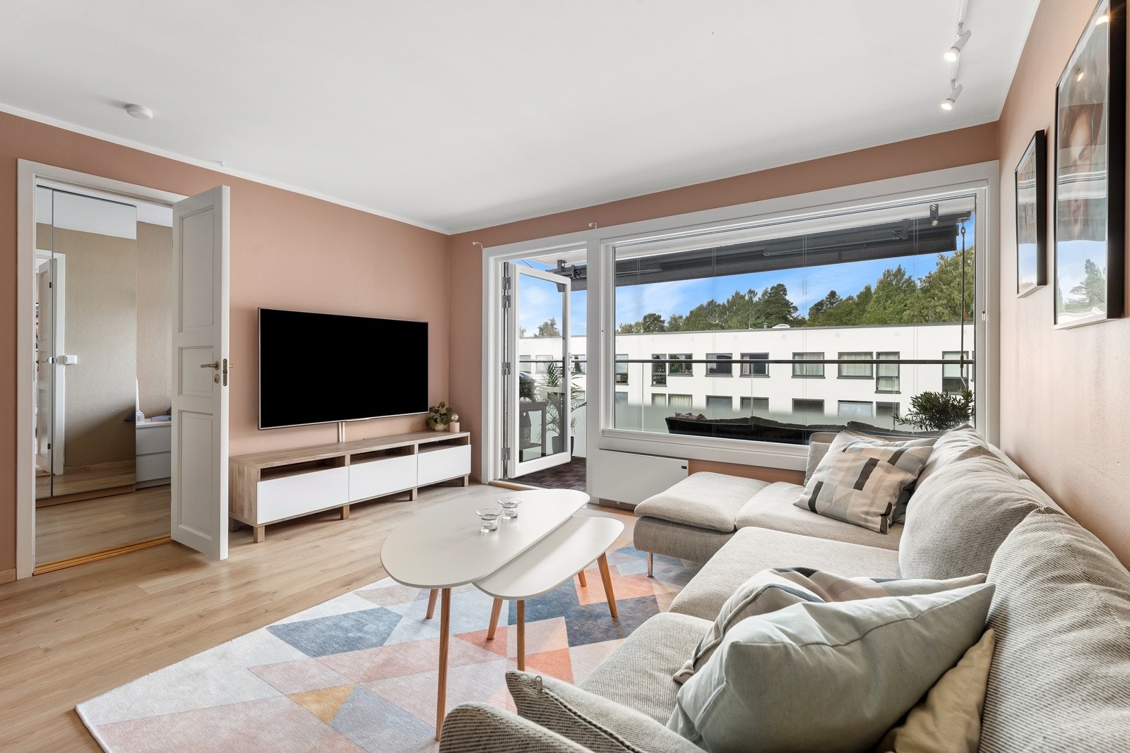 Fra stuen har man adkomst til leilighetens største soverom. Galleribilde