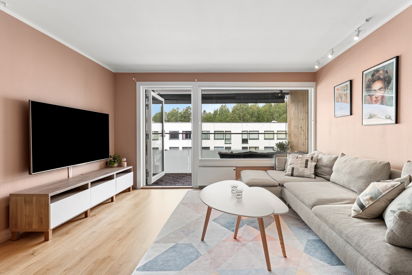 Leiligheten er malt i stilsikre og moderne farger, og har flotte gulv i alle rom. Galleribilde