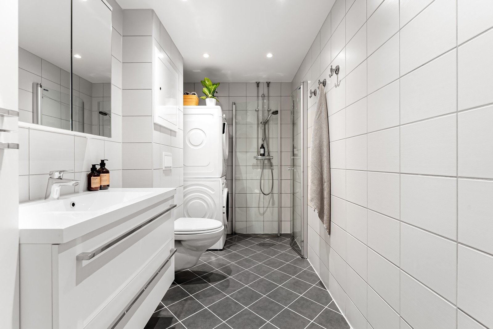 Lekkert baderom med en flott størrelse.. Baderommene i borettslaget ble oppusset i regi av borettslaget i 2017/18. Galleribilde