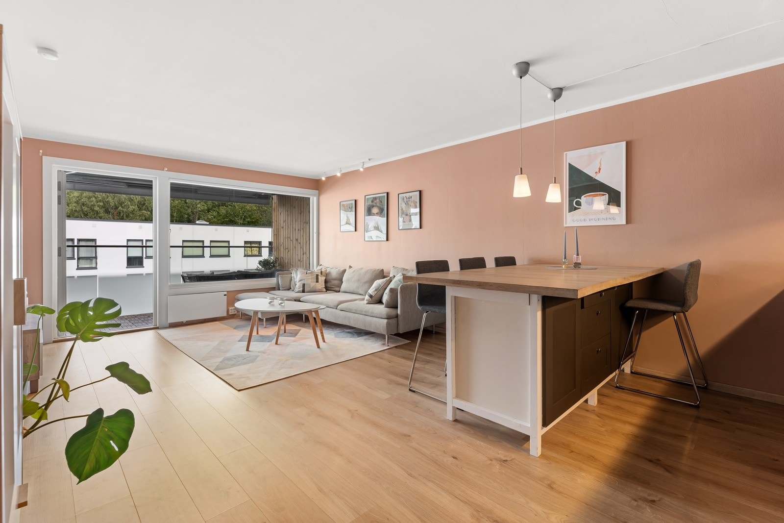 Leiligheten har en flott og moderne planløsning med en romslig, sosial og velfungerende åpen- stue og kjøkkenløsning Galleribilde