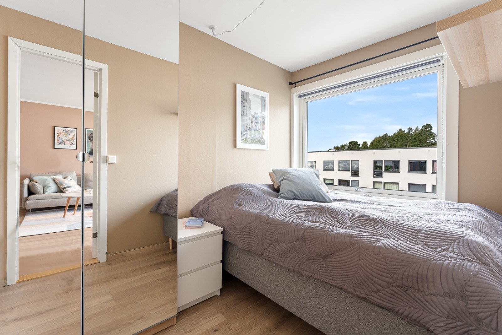 Hovedsoverommet er vendt mot balkongen. Oppbevarings kan gjøres i fastmontert garderobe med speilfronter. Galleribilde