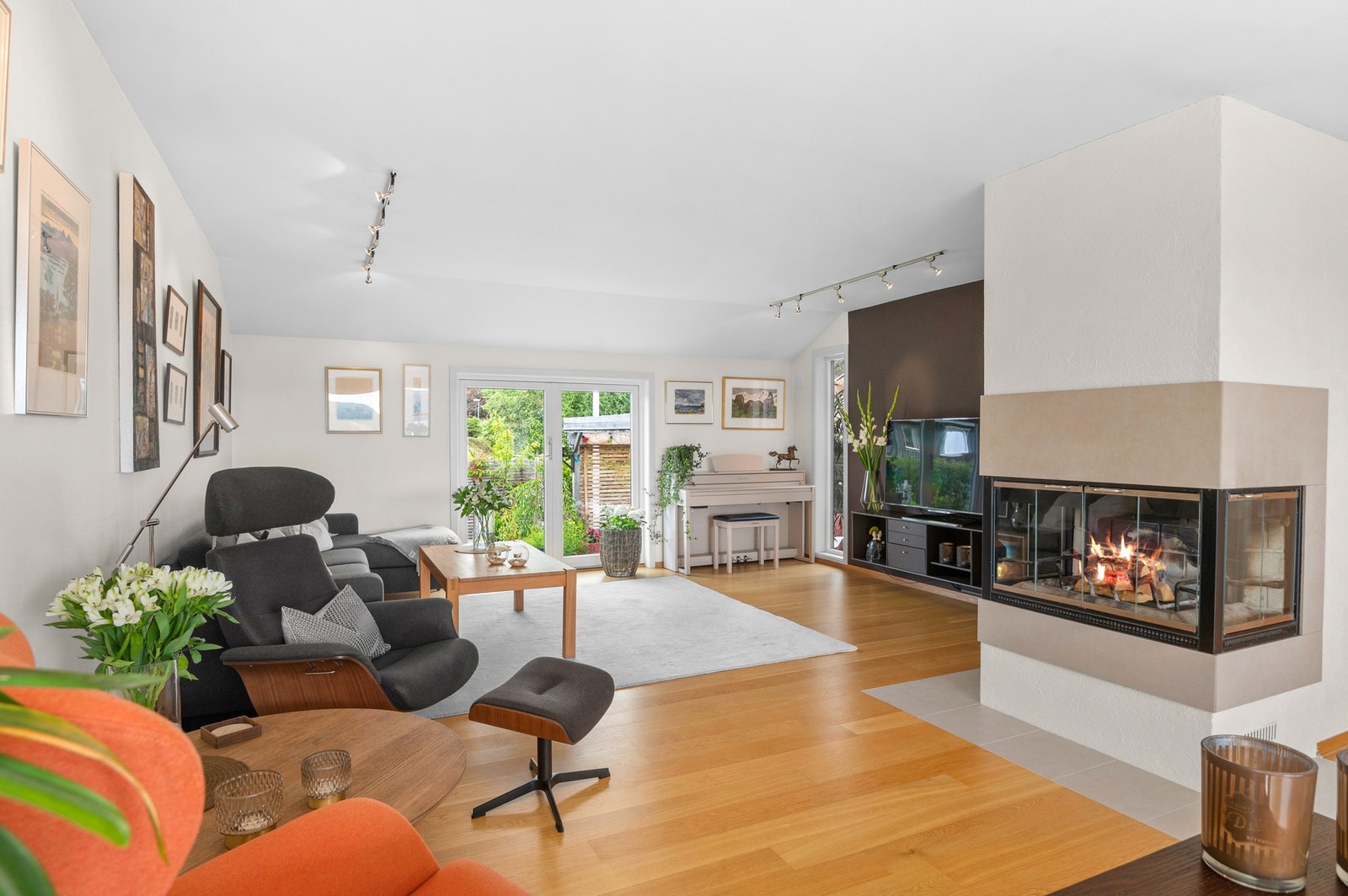 Den stilige peisen har 3 glassflater på 3 sider, og er et kledelig møbel i stua. Galleribilde