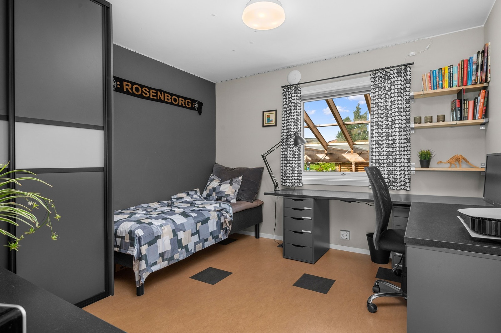 Soverom 2 på hovedplan på ca 11m2. Galleribilde