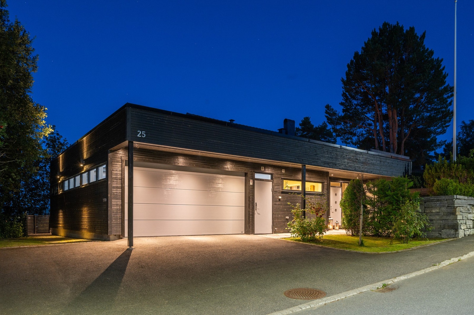Stor garasje med dobbelport - utleiedel har adkomst til venstre i bildet, og er godt skjermet fra hoveddelen. Galleribilde