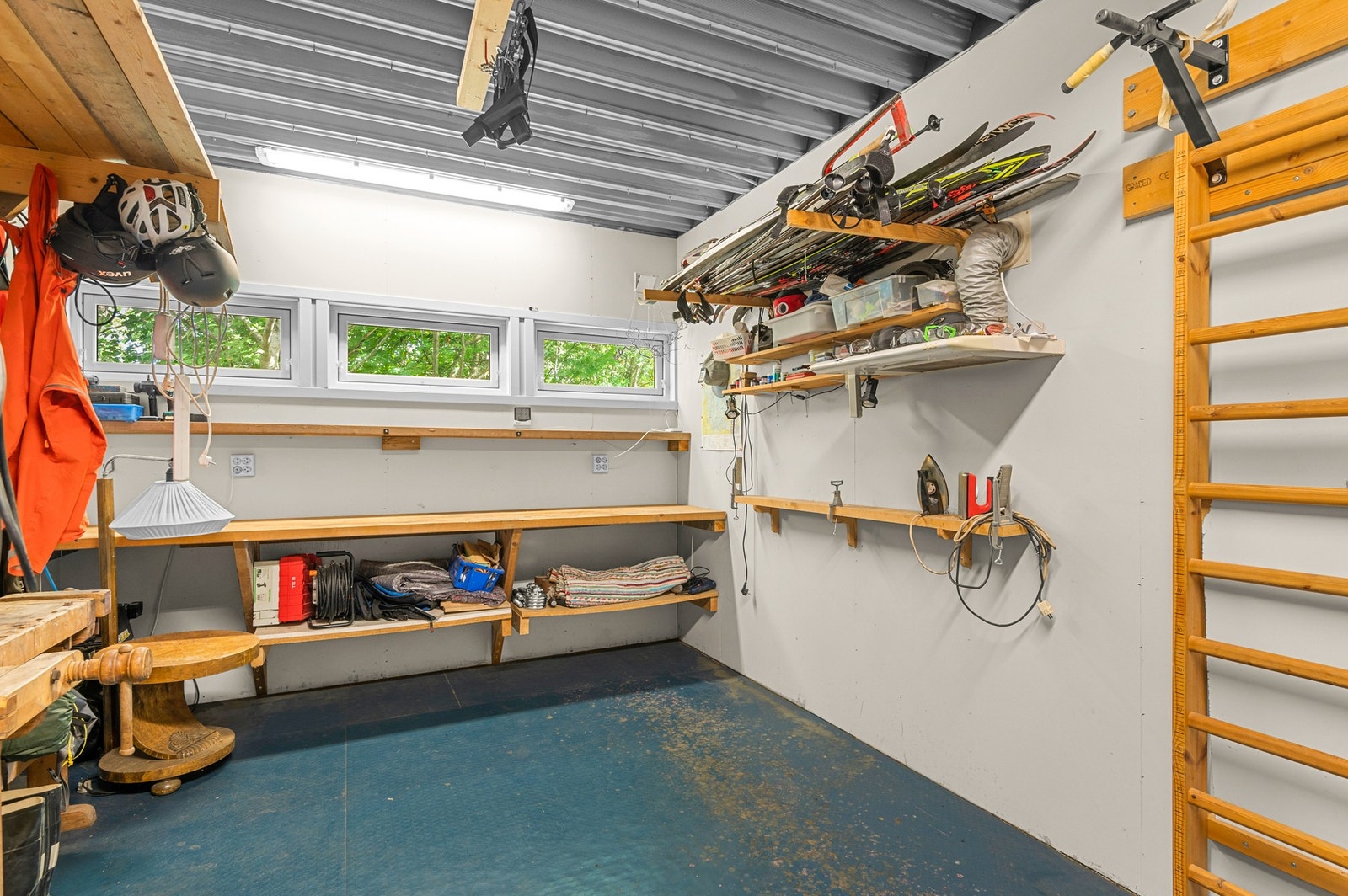 I bakkant av garasjen er det en meget praktisk sportsbod på 16,5m2. Utmerket for eksempelvis vedlikehold av sykler, og smøring av ski, med godt lys og avtrekksvifte over smørebord. Galleribilde