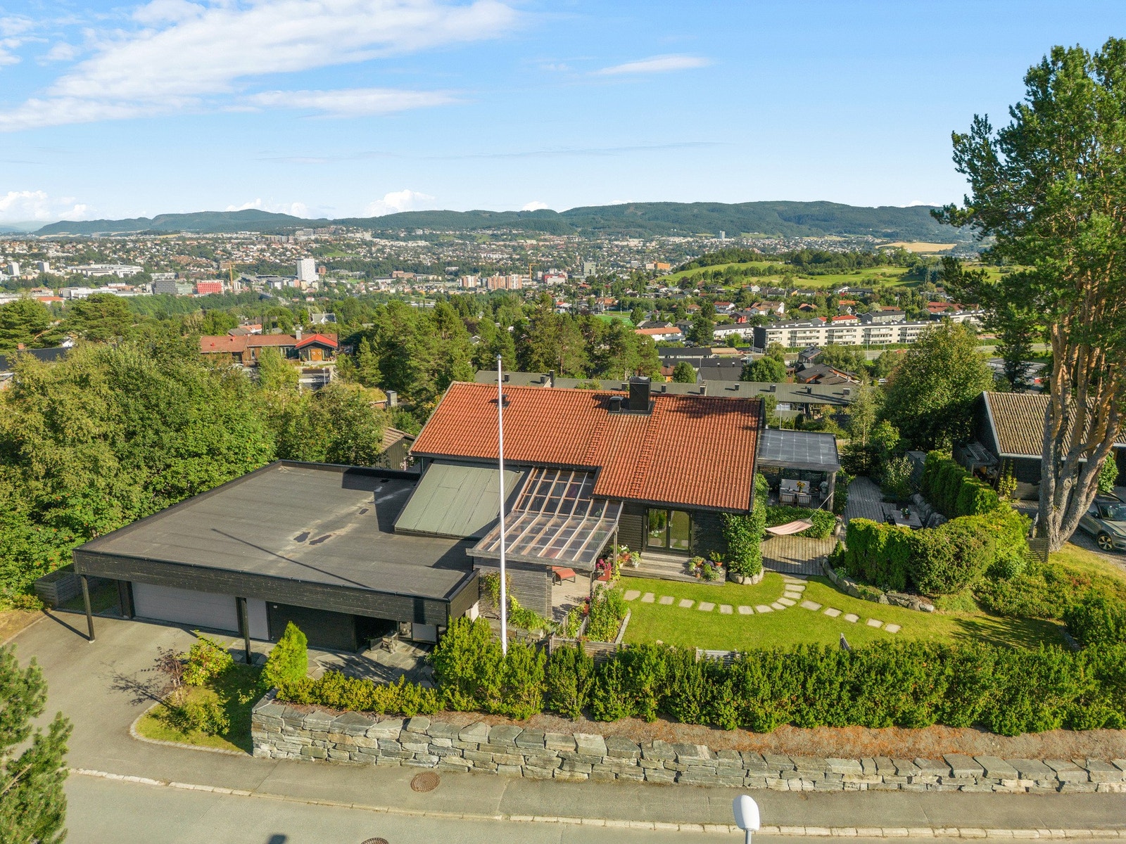 Det er gjort et betydelig arbeid for å oppgradere til tomten til skjermet og lettstelt, blant annet er det bygd steinmur mot vegen for å få planert ut hagen. Galleribilde
