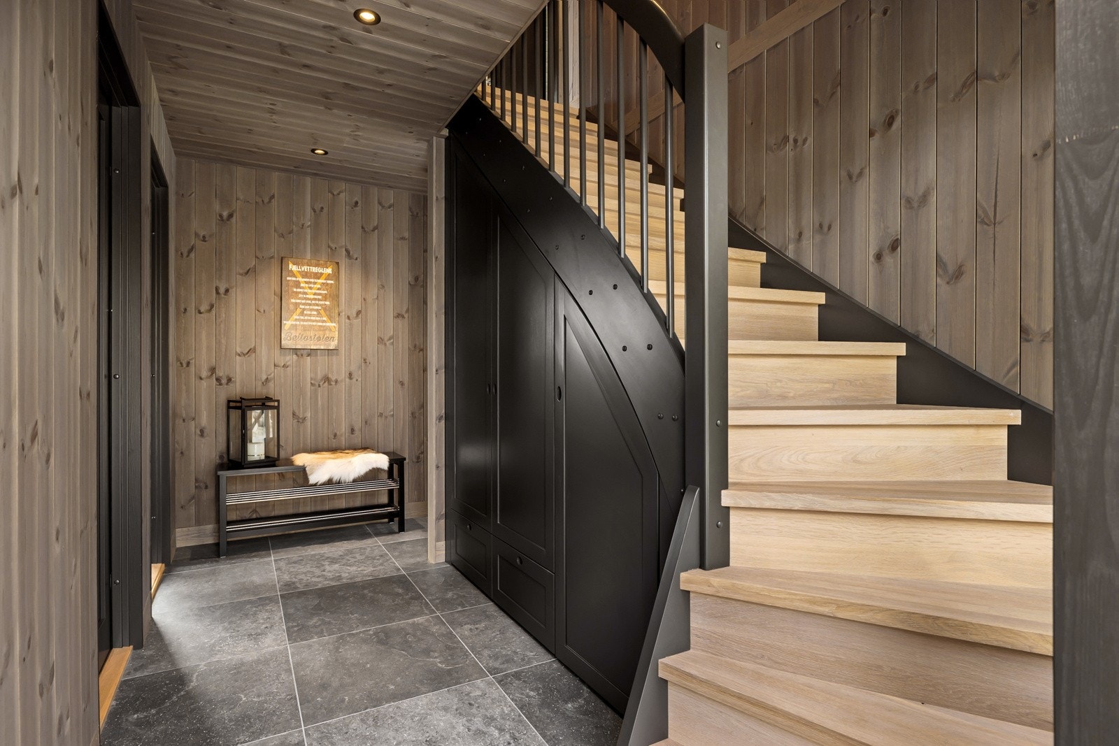 Velkommen inn - Hytta har en romslig hall med trapp i eik og spesialtilplasset garderobe under trapp utført av møbelsnekker. Galleribilde