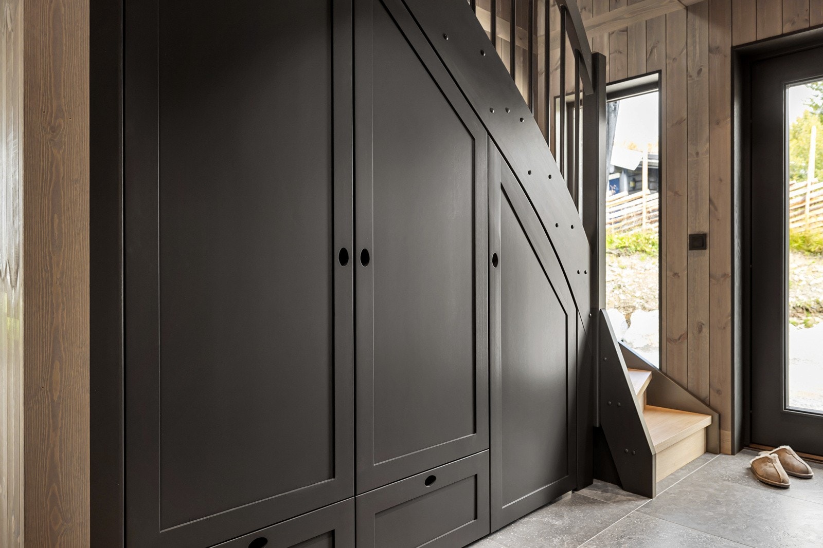 Entré/hall med plassbygd garderobe og varmekabler i gulv. Galleribilde