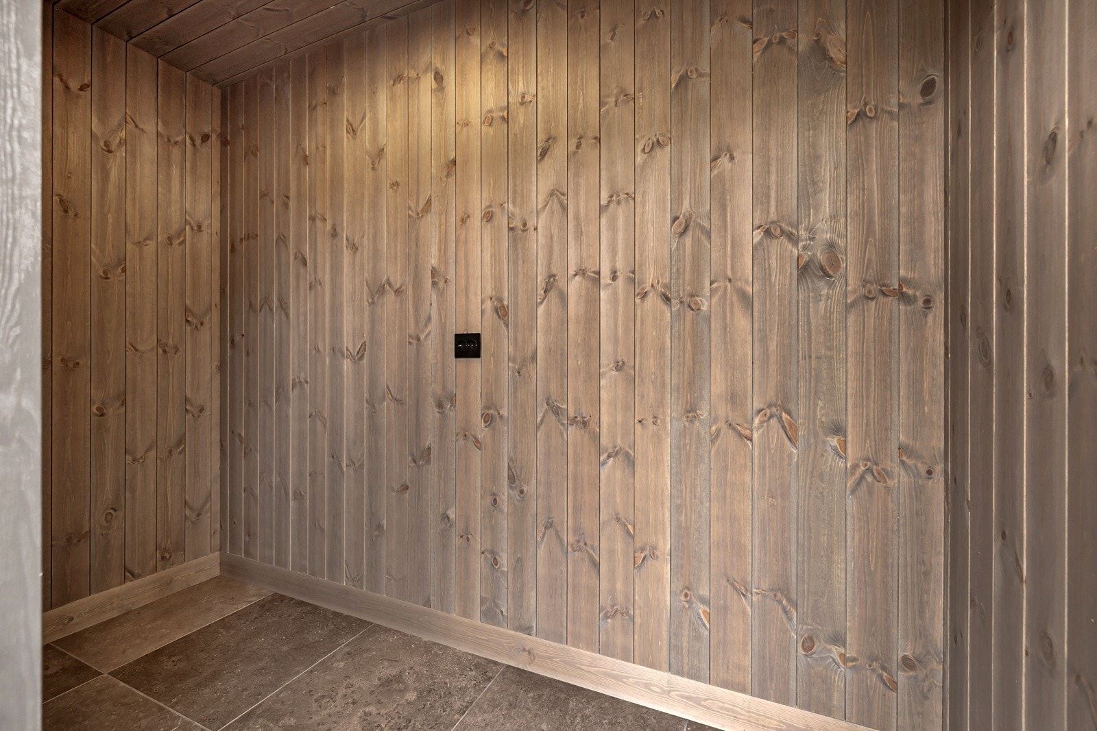 Praktisk sportsbod med god plass for oppevaring av ski og annet sportsutstyr. Galleribilde