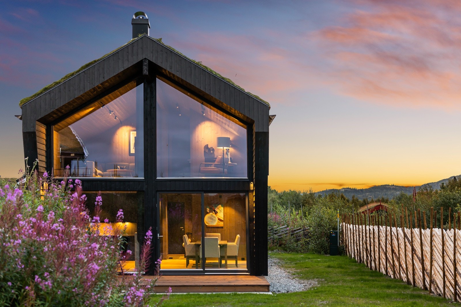 Hytta har et bruksareal på 117 kvm fordelt over to plan, og byr på blant annet entré, stue og kjøkken i åpen løsning, loftsstue, tre soverom, to bad/wc og to boder. Galleribilde