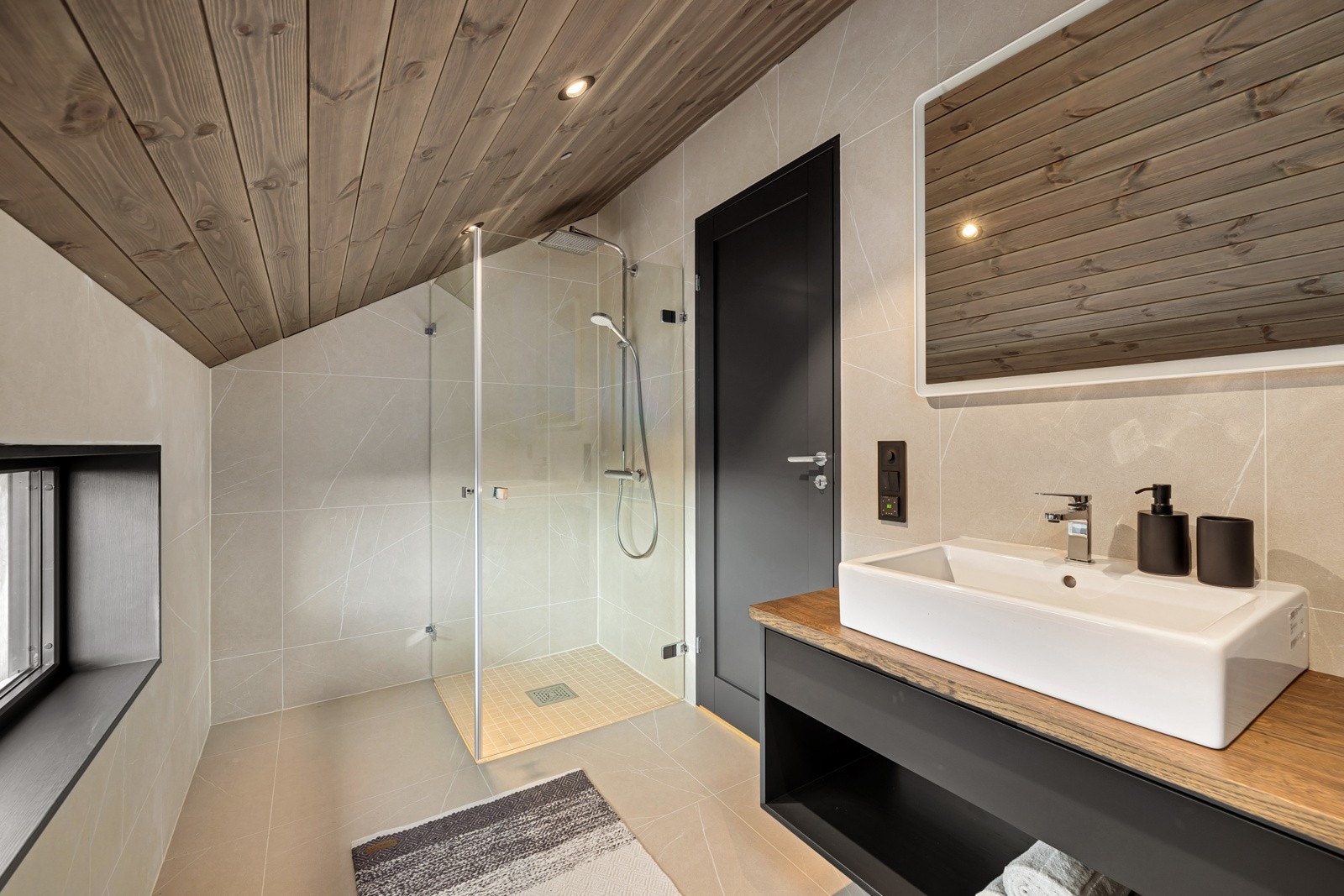 Badet i 2. etasje har den samme delikate utførelsen med lekre fliser på gulv og vegger. Galleribilde