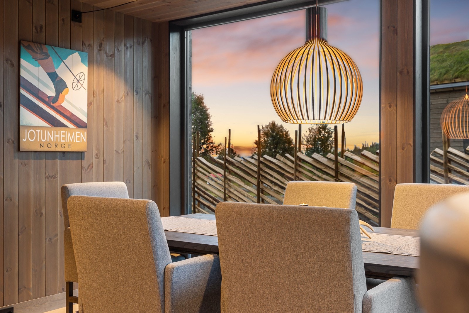 Her har man både peiskos og fantastisk utsikt til måltidene. Galleribilde