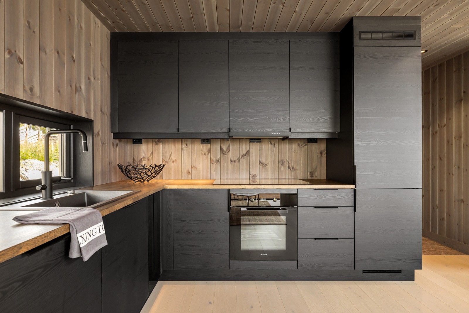 Kjøkkenet er fra Strai - en norsk heleid familiebedrift med stolte tradisjoner tilbake til 1929 som er en av Norges fremste produsenter av kjøkken, bad og garderobe. Galleribilde