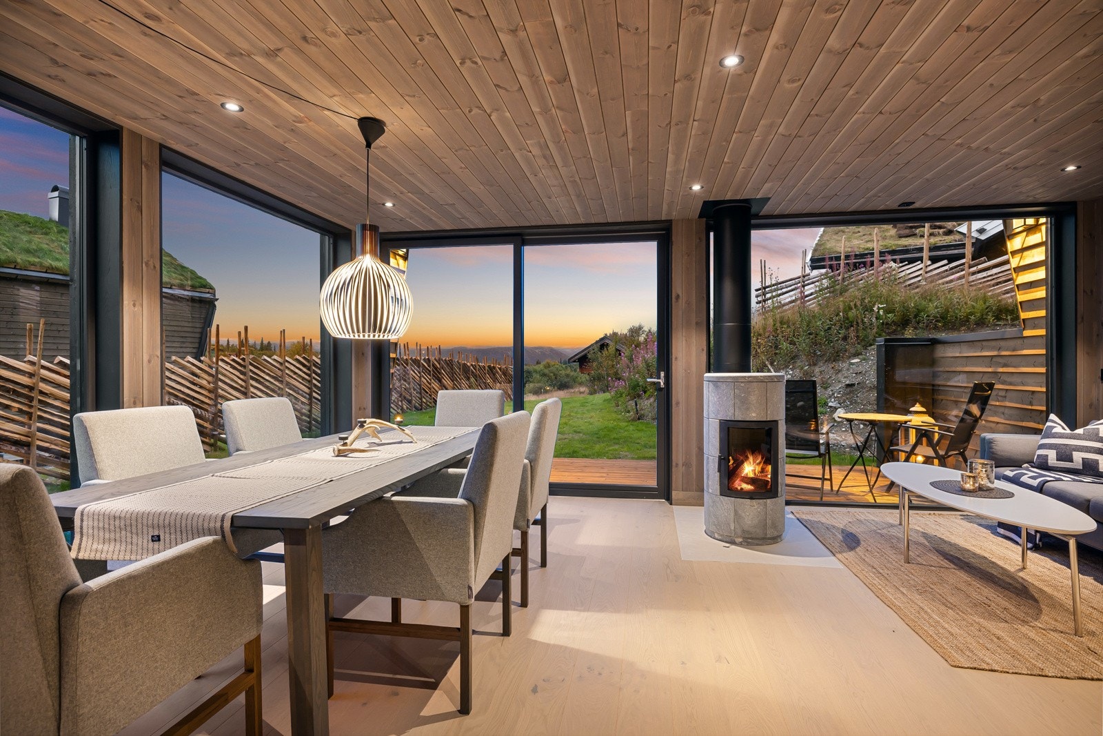 Innvendig fremstår hytta svært lekker med flotte innredninger og materialvalg. Det er bl.a. bred enstavs parkett på gulv, garderober fra møbelsnekker og to peisovner. Galleribilde