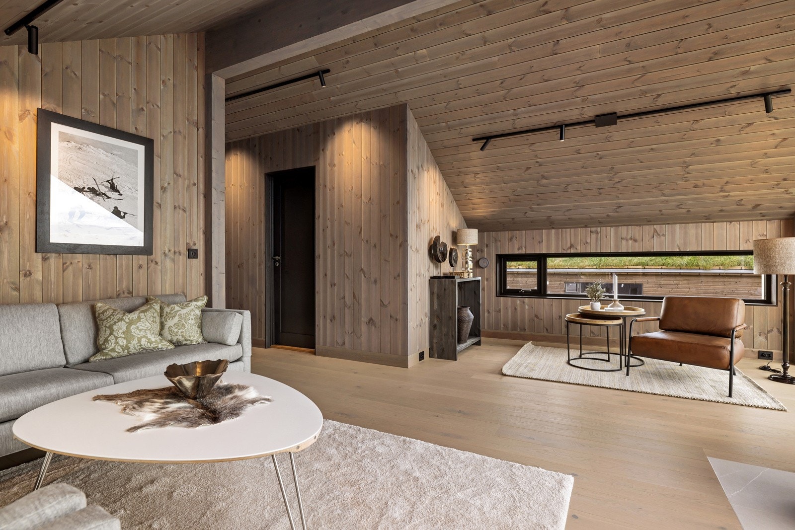 Videre har stuen lekker enstavs parkett på gulv og mønet himling med moderne belysning. Galleribilde