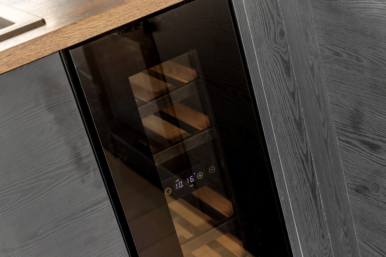 Kjøkkenet er utstyrt med integrerte hvitevarer som medfølger, herunder bl.a. vinskap, stekeovn, oppvaskmaskin og kombiskap. Galleribilde