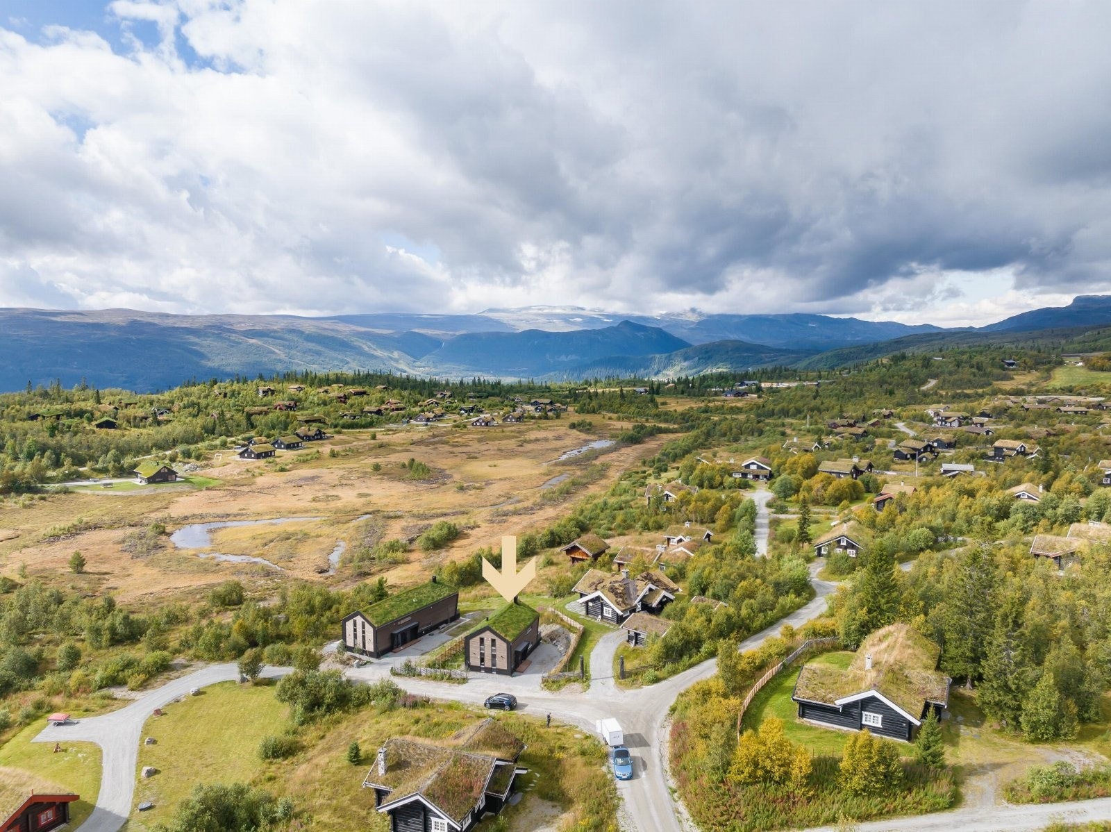 Hytta har en meget attraktiv beliggenhet, nesten innerst i en blindvei og med umiddelbar nærhet til skiløypa. Galleribilde