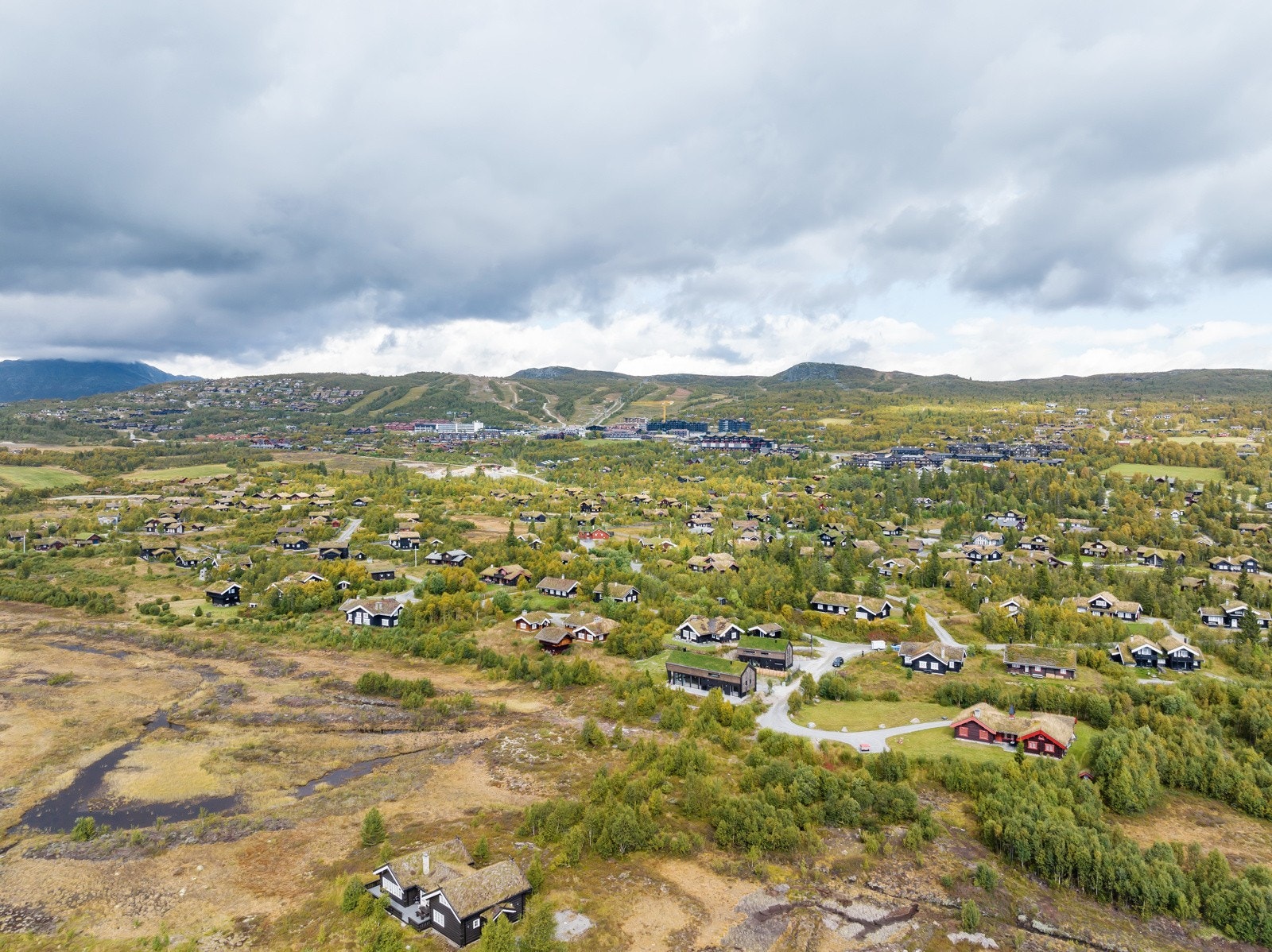 Eiendommen har gangavstand til sentrum med restauranter, puber, cafeer, sportsbutikker med mer. Galleribilde