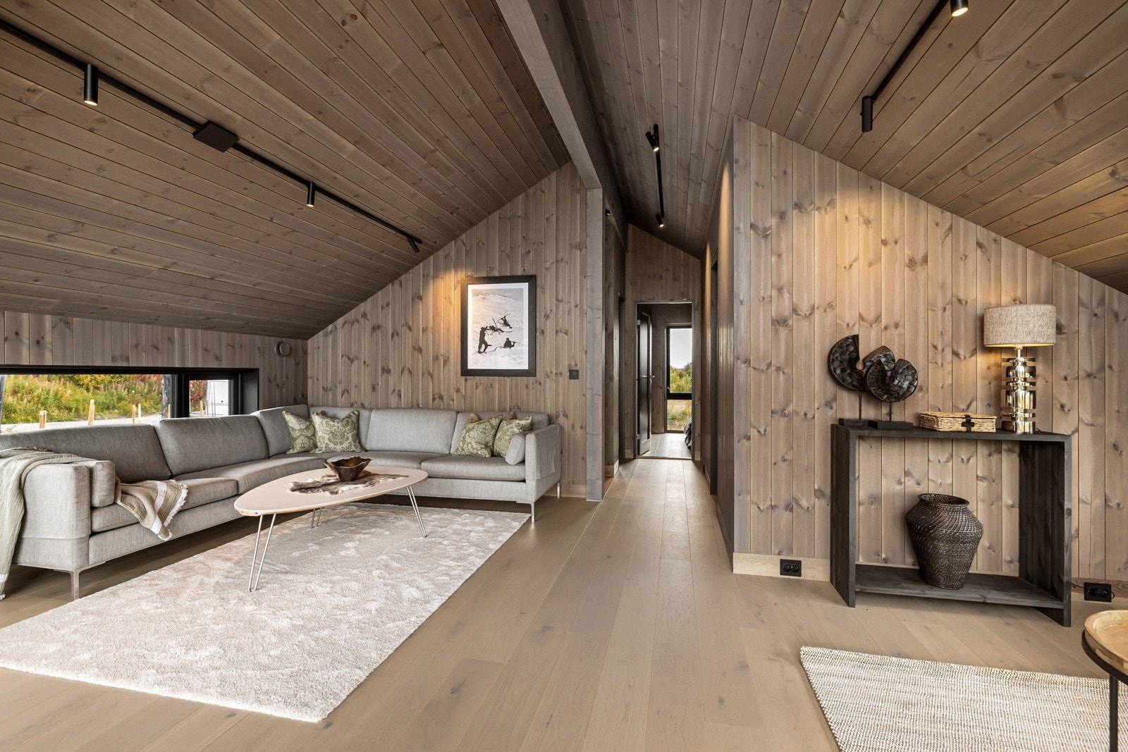 Stuen har god plass til sofagruppe med tilhørende møblement. Galleribilde