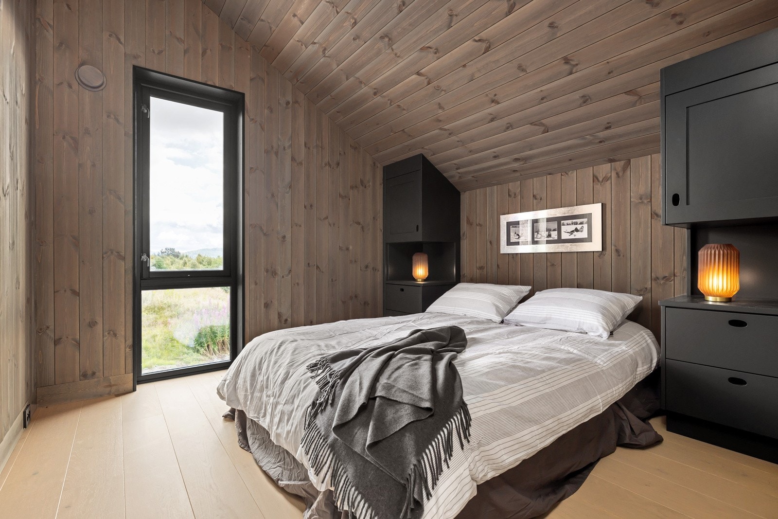 I overetasjen er det to gode soverom med plassbygd skapinnredning utført av møbelsnekker. Galleribilde