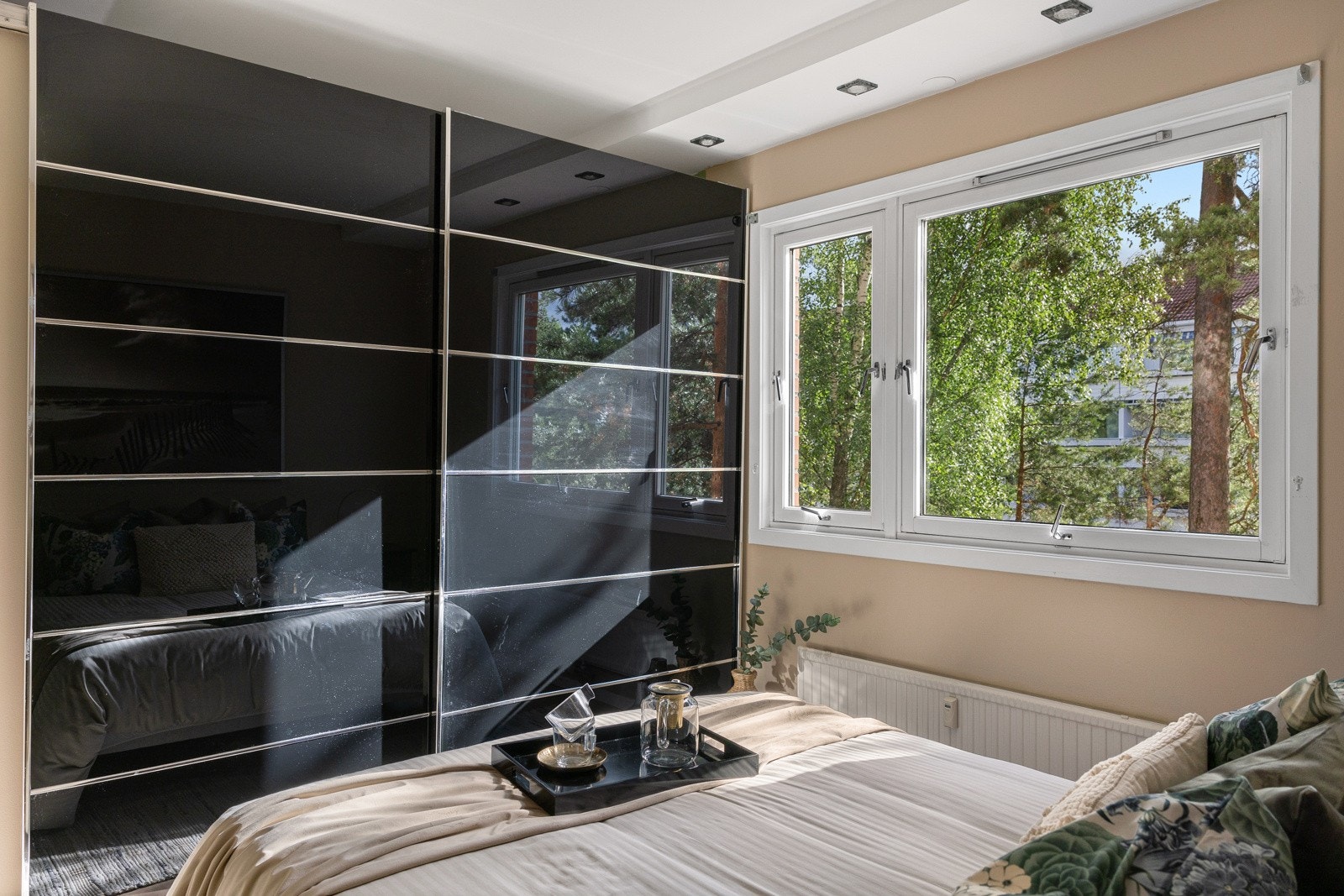 Stor skyvedørsgarderobe på hovedsoverommet. Soverommet er nymalt i 2023. Galleribilde