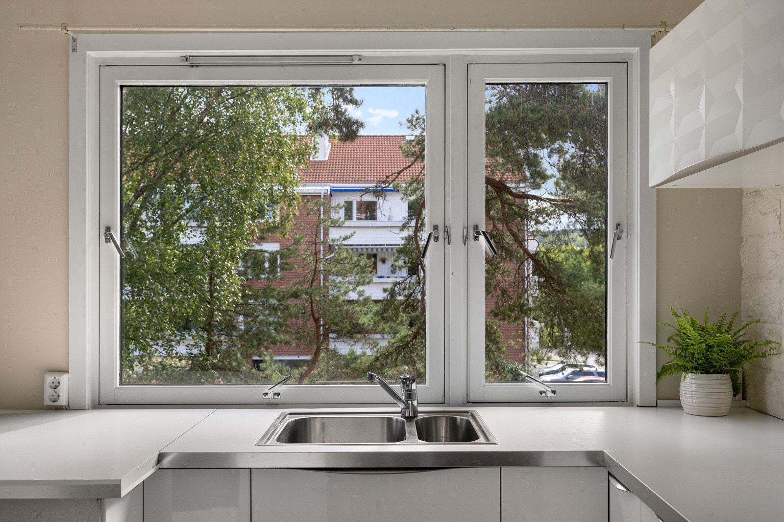 Stort vindu som gir optimale arbeidsforhold her. Galleribilde