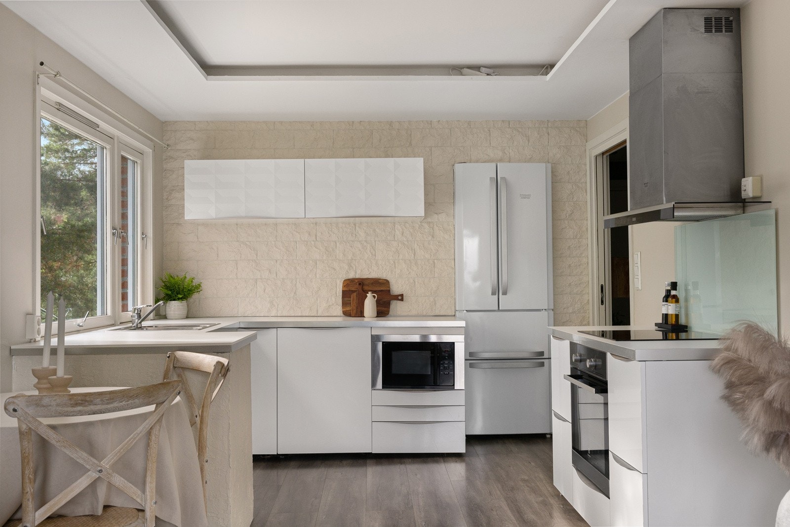 Godt med skap- og benkeplass på kjøkkenet. Galleribilde