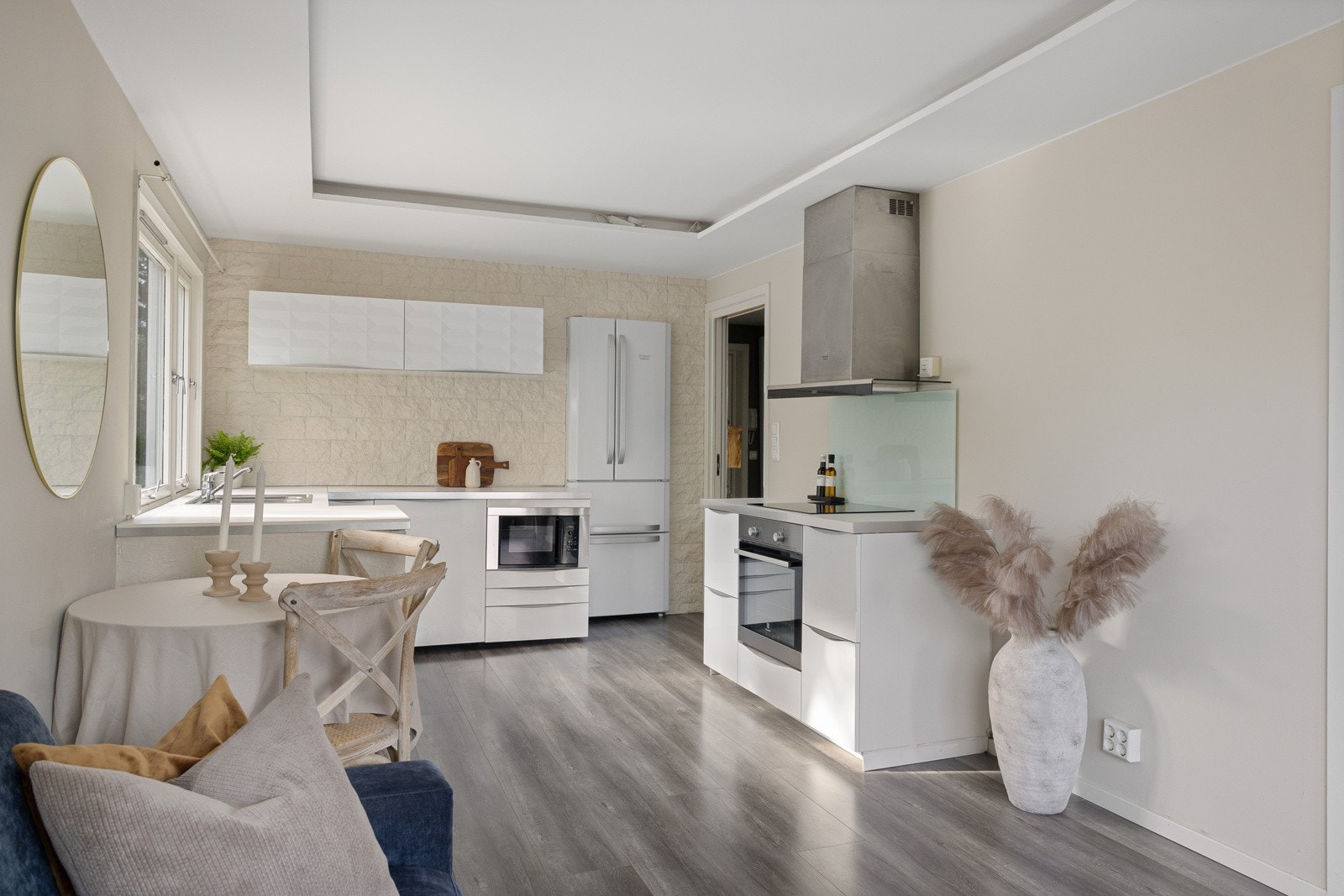 Romslig kjøkken fra 2016 i åpen løsning mot stuen. Galleribilde