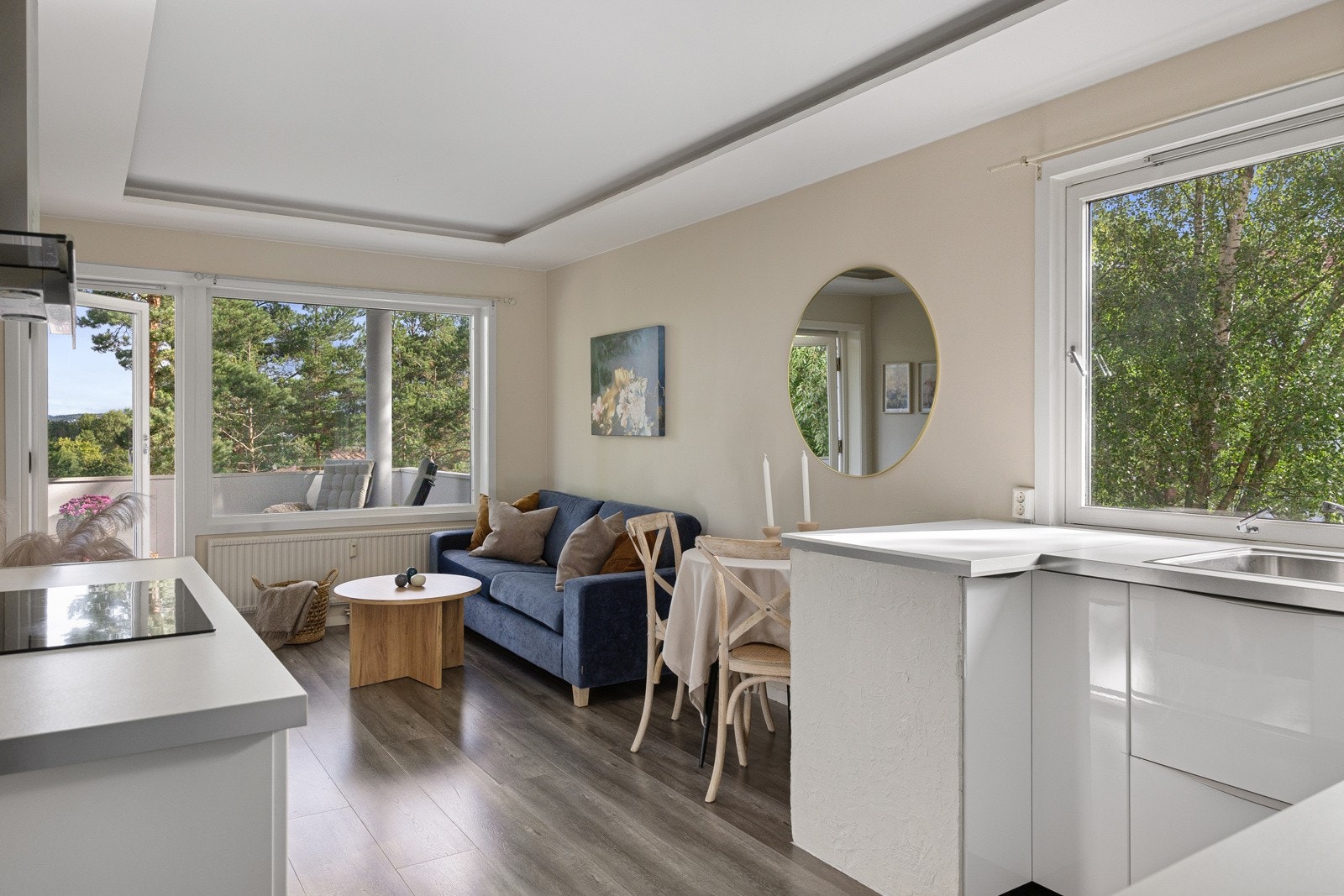 Endeleilighet med vinduer på 2 sider som skaper en herlig atmosfære i rommet. Galleribilde