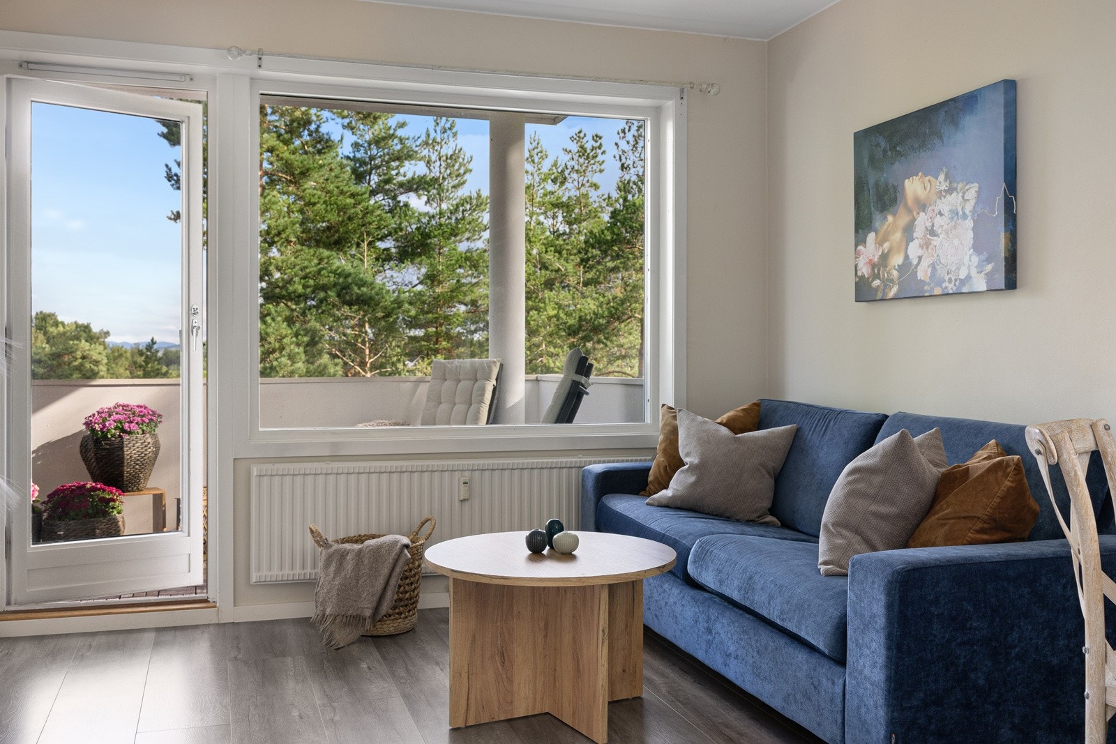 Fantastisk flott utsyn fra leiligheten mot naturskjønne omgivelser. Galleribilde