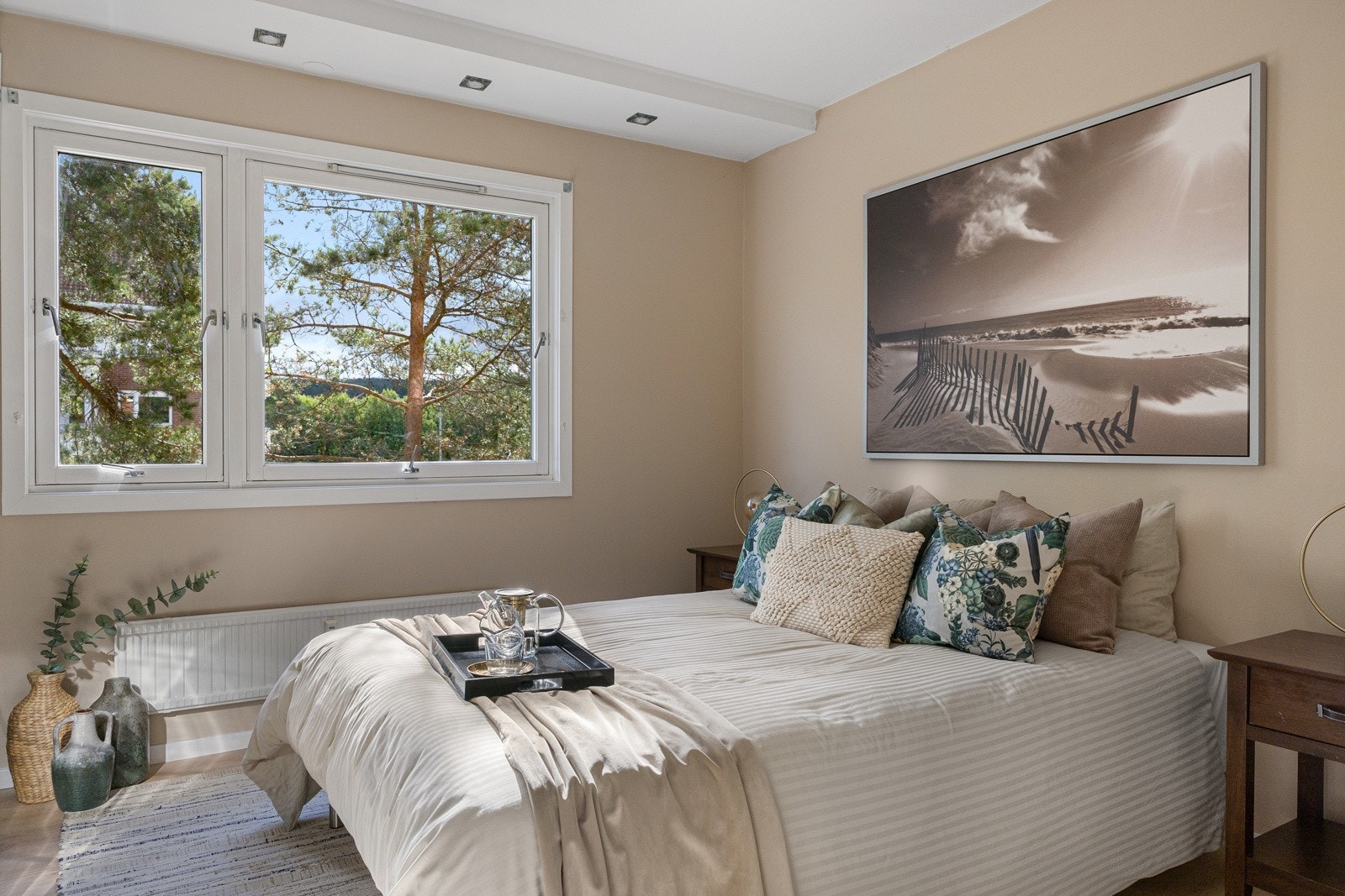 Stort hovedsoverom med god plass til dobbeltseng og nattbord på begge sider. Galleribilde