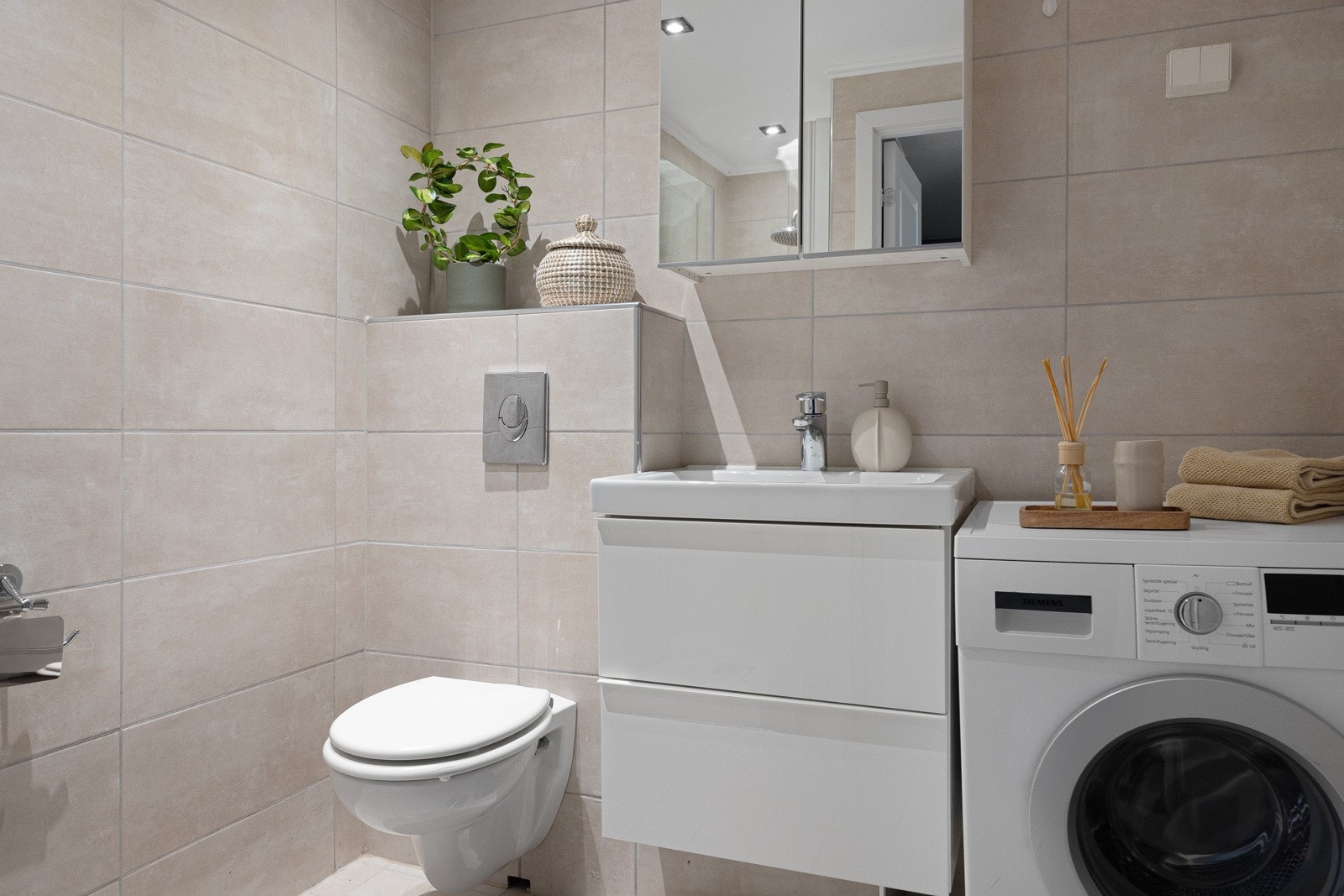 Pent flislagt baderom fra 2016 med opplegg til vaskemaskin. Galleribilde