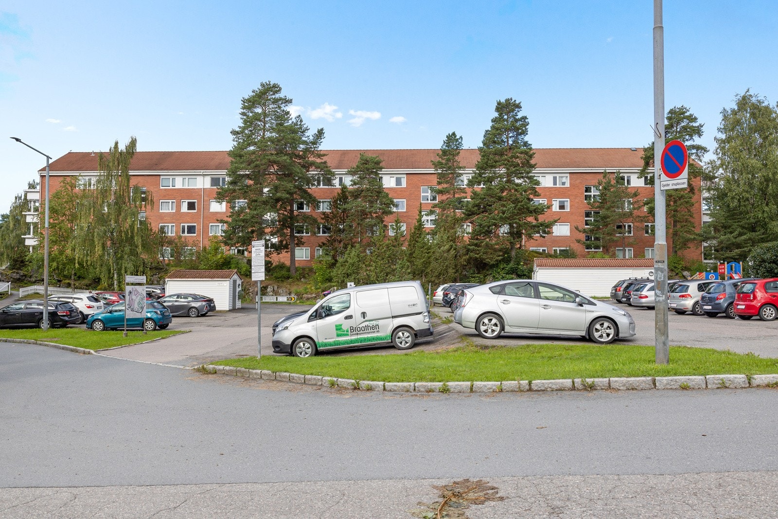 Godt med parkeringsmuligheter i nabolaget. Galleribilde