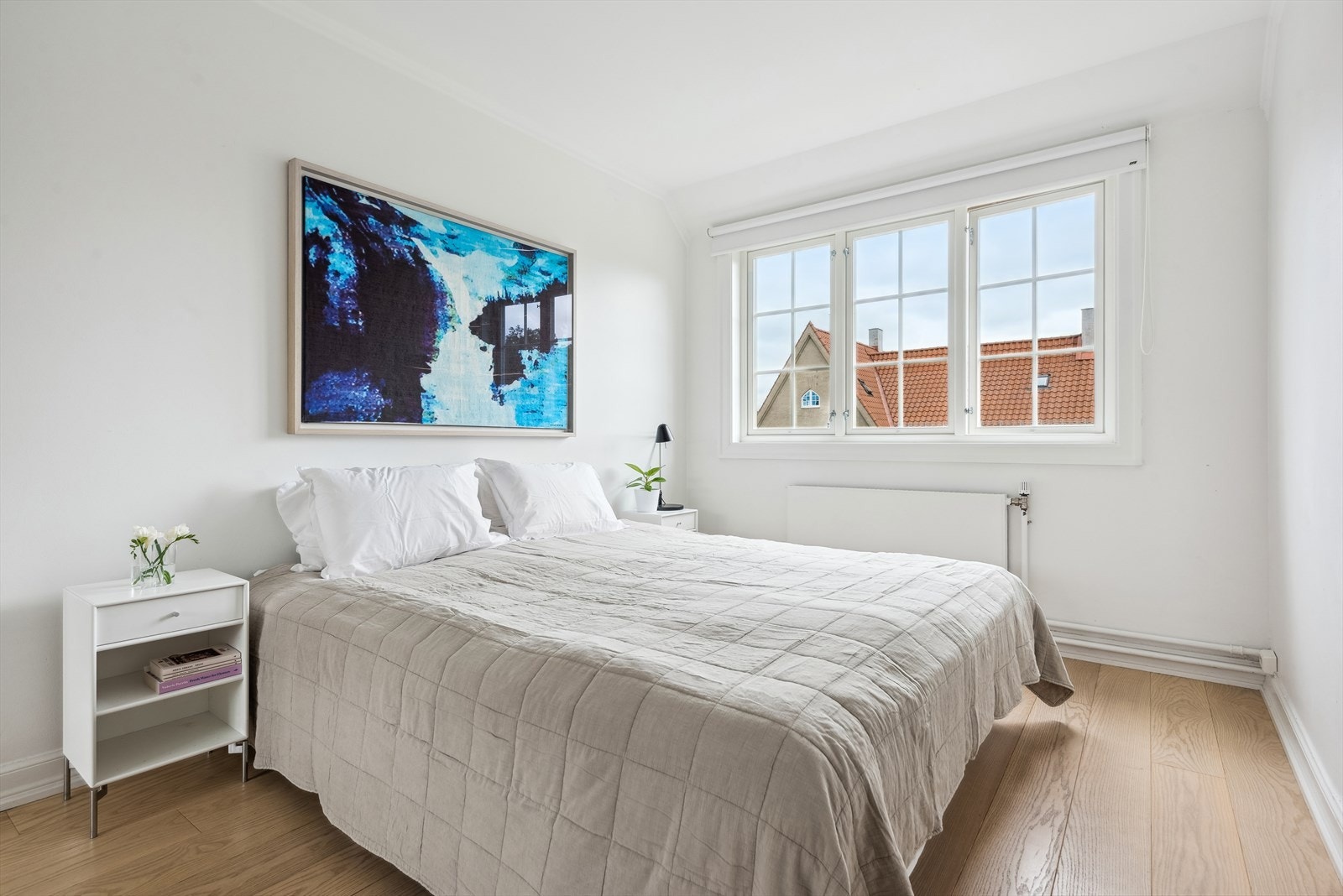 Romslig og lyst master bedroom. Galleribilde