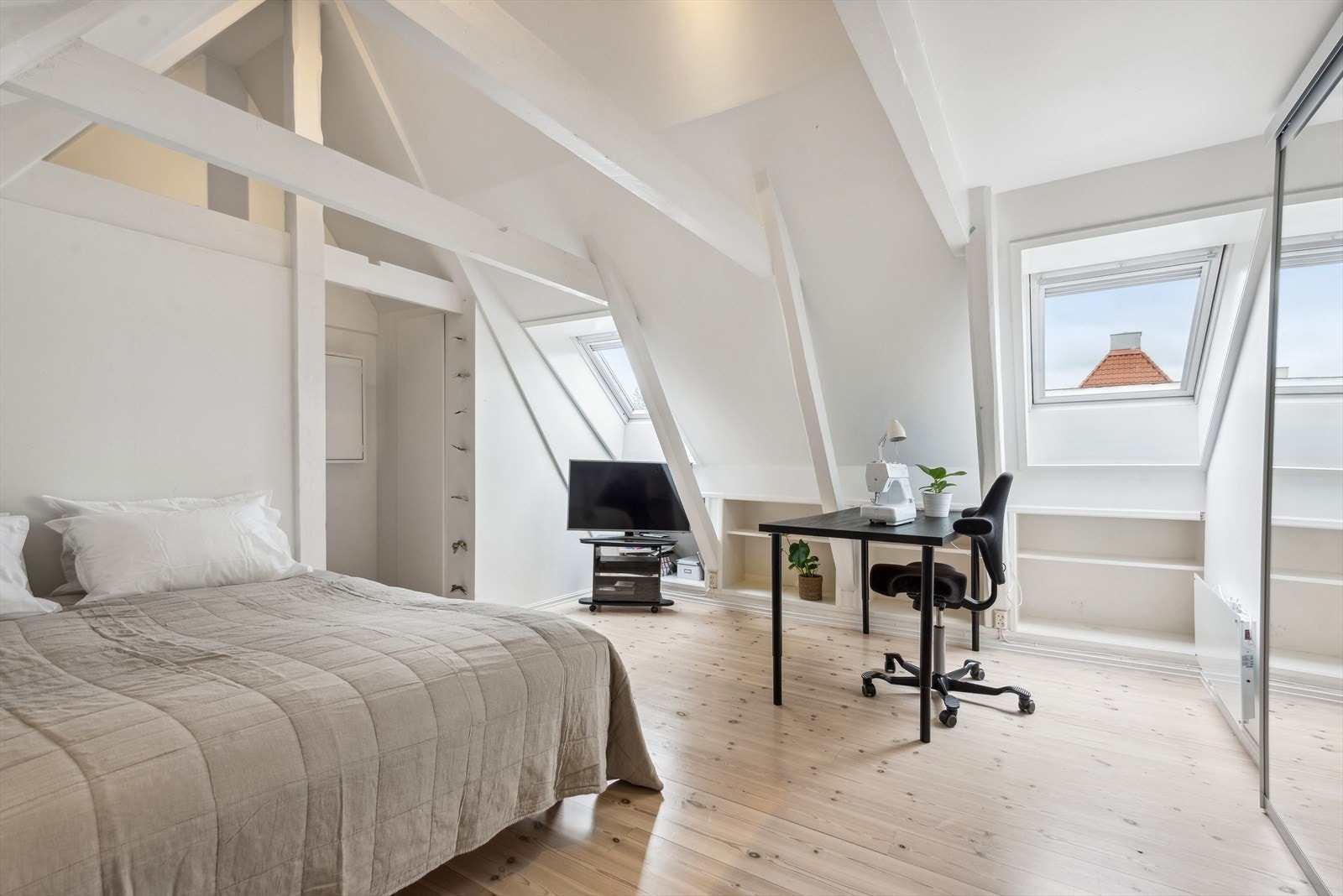 Veluxvinduene i taket slipper inn mye lys i loftsrommet. Galleribilde