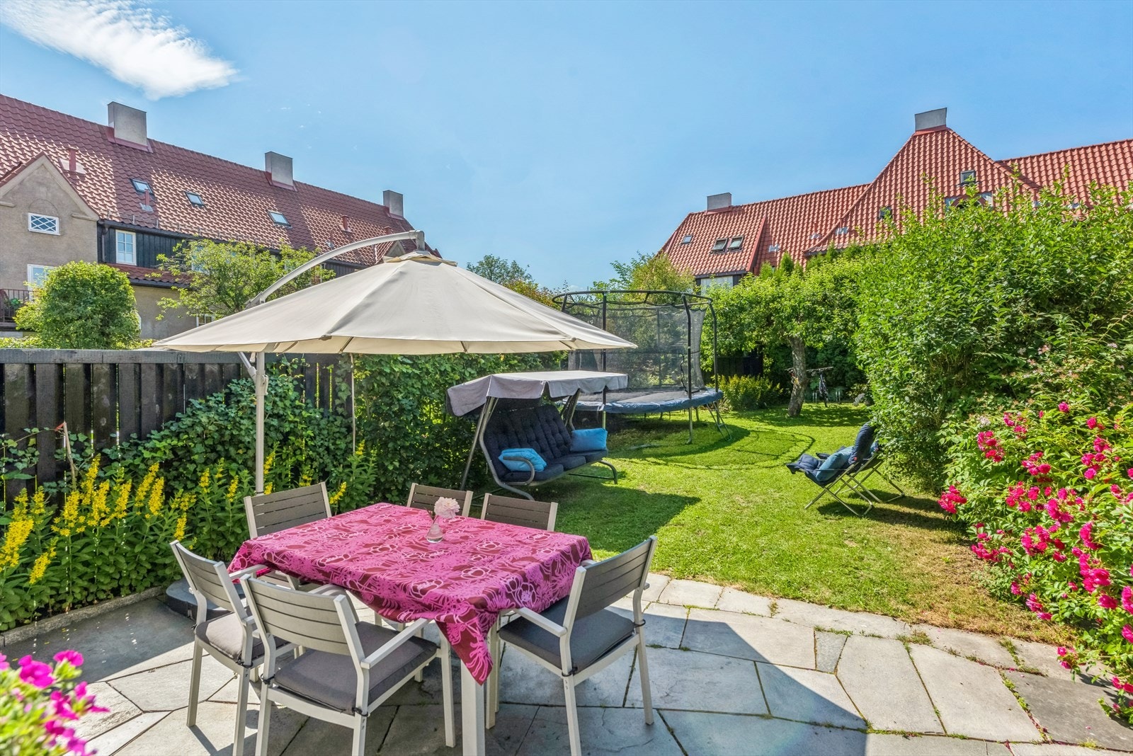 Hellelagt og solrik platting beliggende i en usjenert hage. Galleribilde