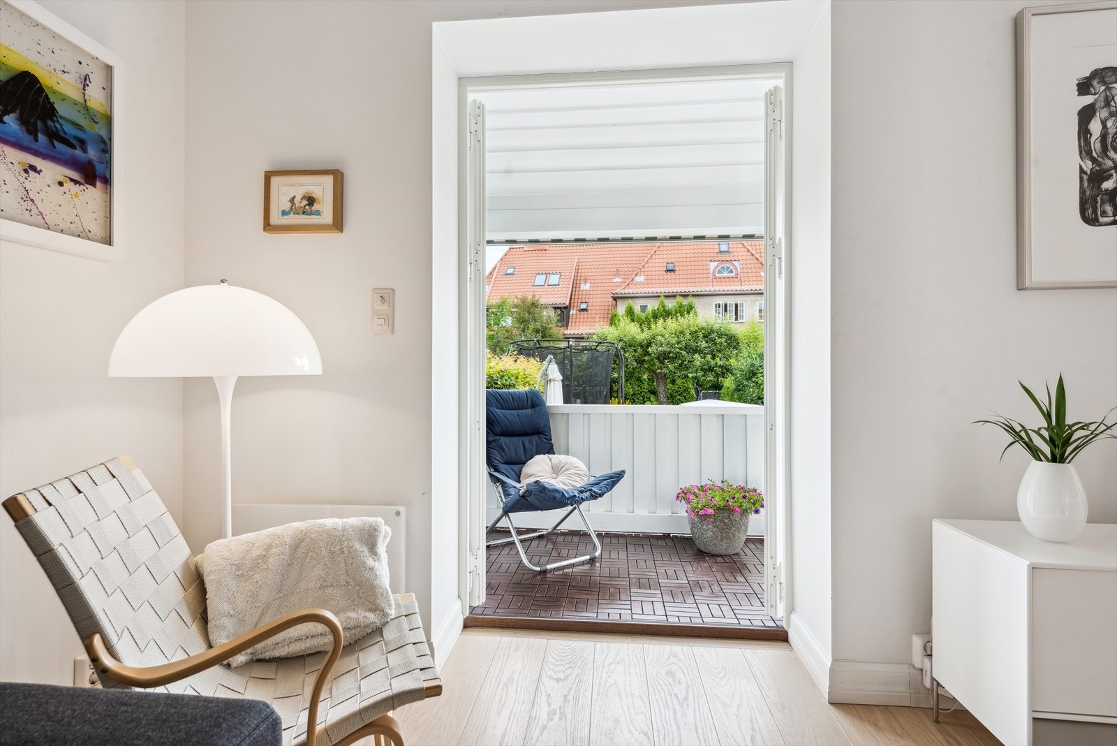 Det er utgang til sydvestvendt hage fra stuen. Galleribilde