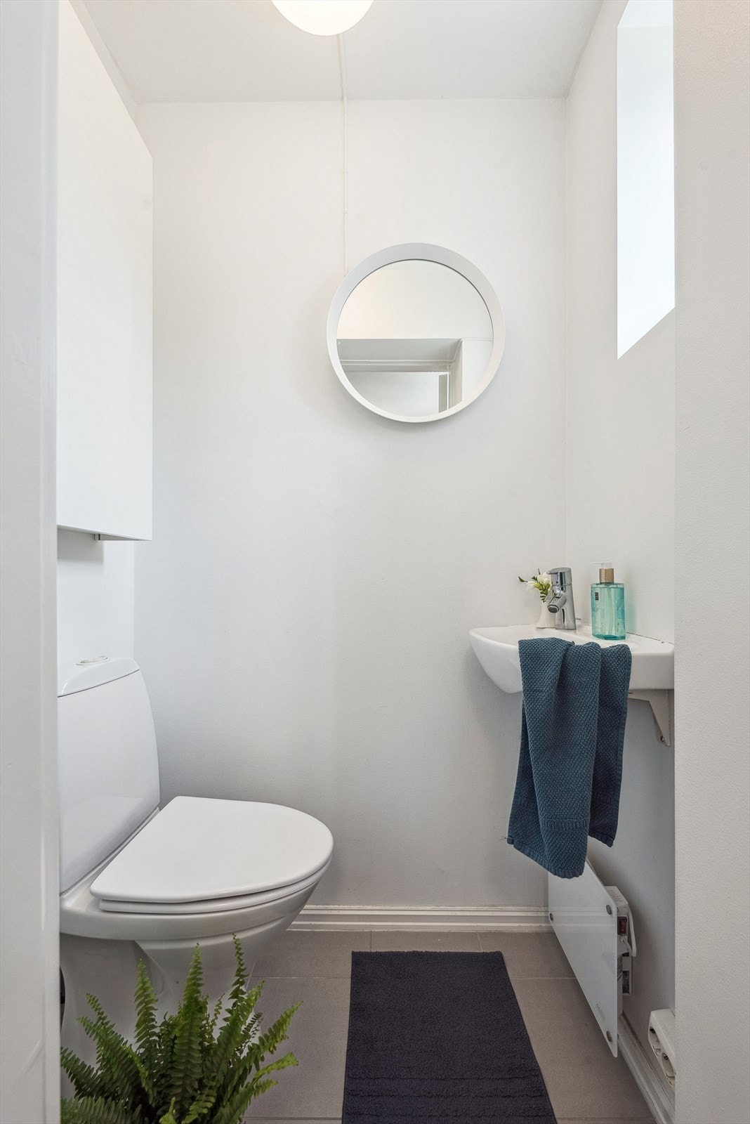 Praktisk gjestetoalett m/håndvask i 1.etg Galleribilde