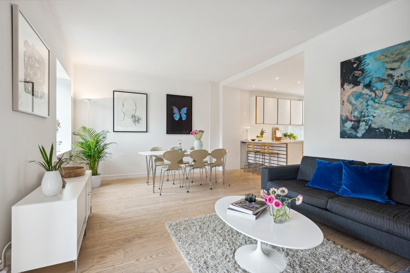 Stuen har enstavs parkett, amlte vegger og pipeløp. Galleribilde