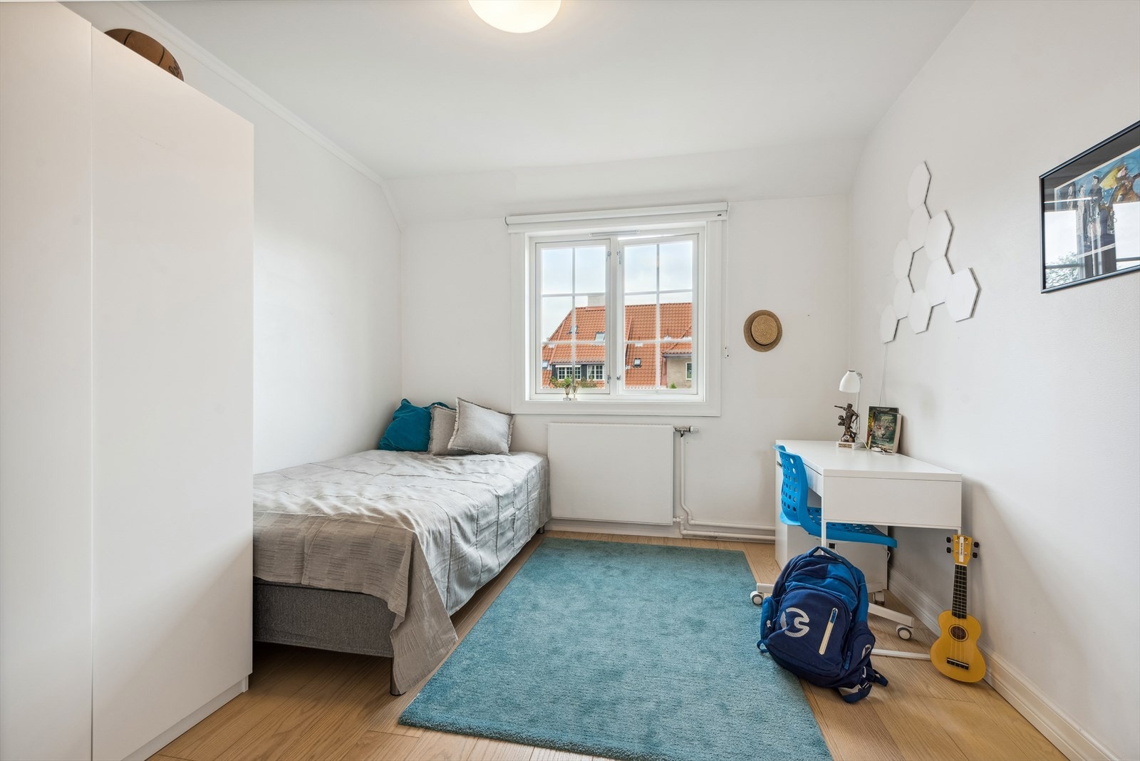 Soverom III med god plass til seng, skrivepult og garderobe. Galleribilde