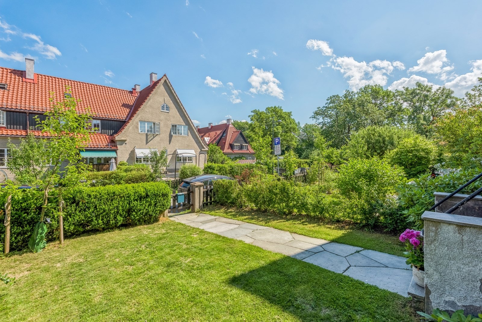 Hjorteveien 7 disponerer solrike hageparseller på begge sider av boligen. Galleribilde