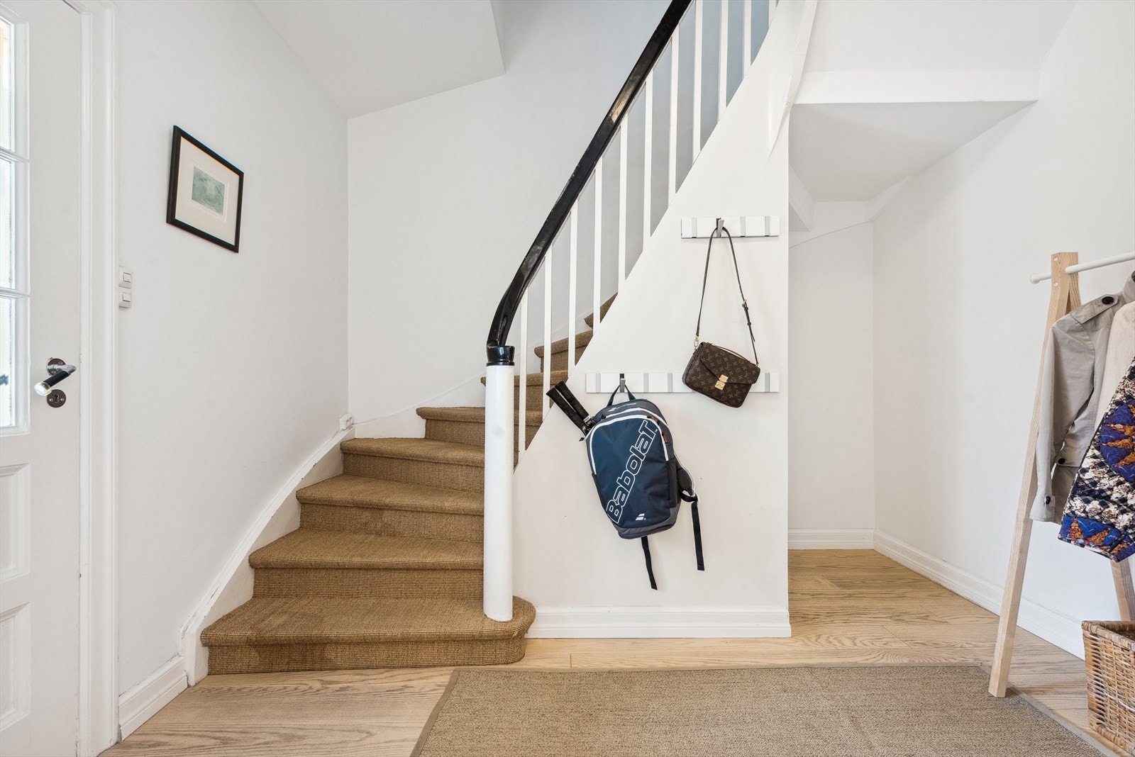 Her kan man henge fra seg yttertøy og sette fra seg sko. Galleribilde