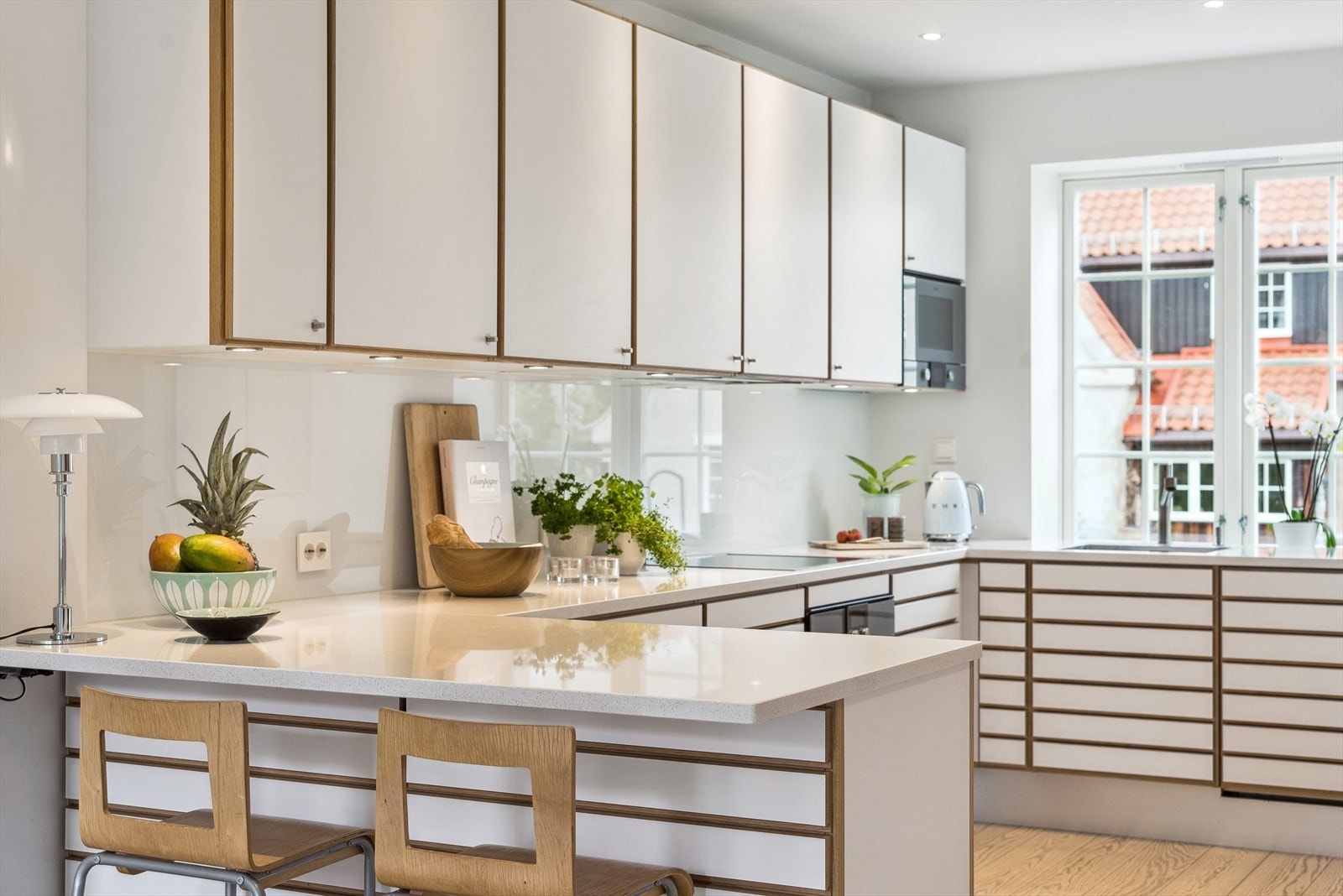 Kjøkkenet har rikelig med skap og benkeplass. Galleribilde