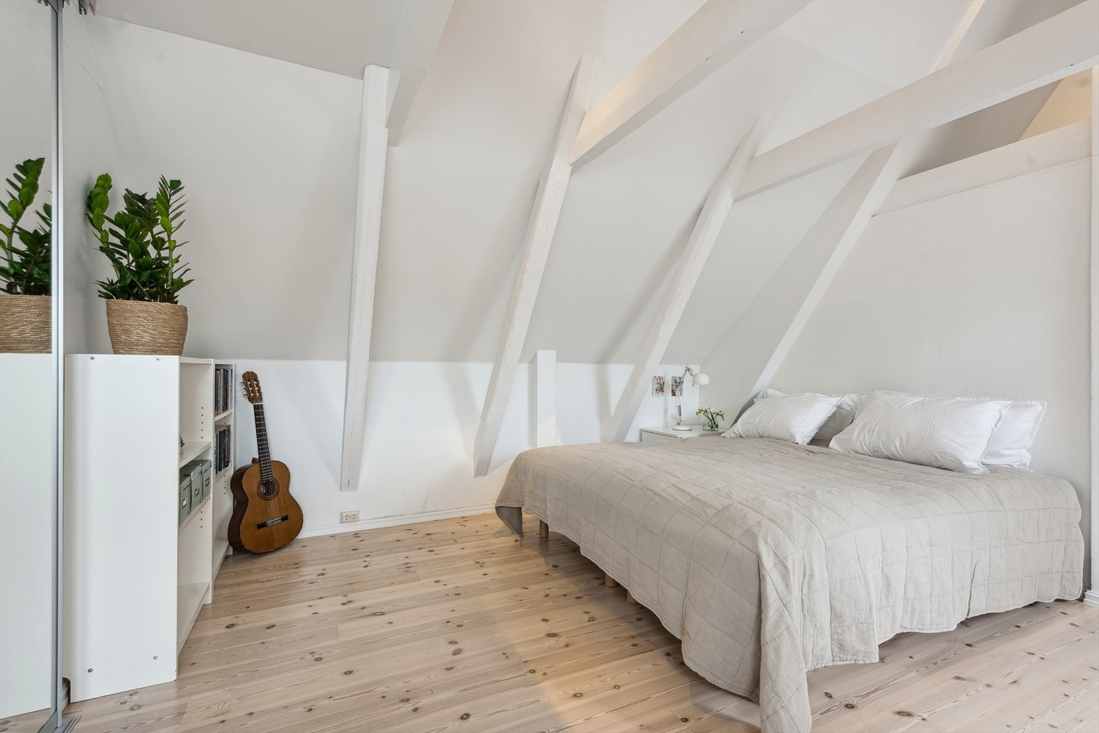 Fantastisk loftsrom m/praktisk hems og stor garderobe. Galleribilde