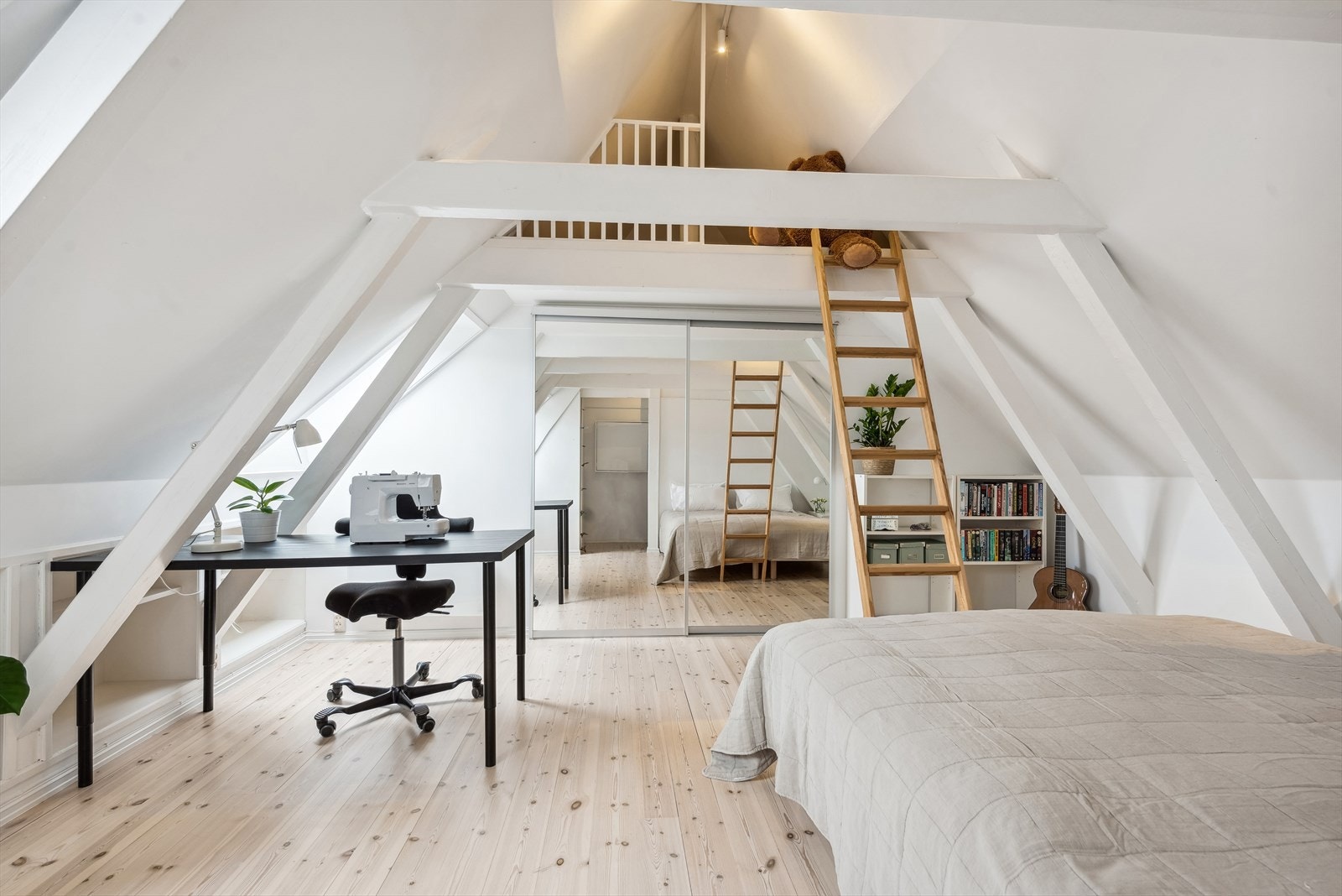 Boligen har 3 godkjente soverom. Oppholdsrommet på loftet benyttes i dag som soverom nr 4. Galleribilde