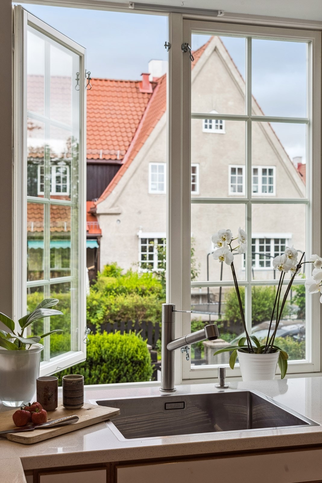 Hyggelig utsyn fra oppvaskbenken. Galleribilde